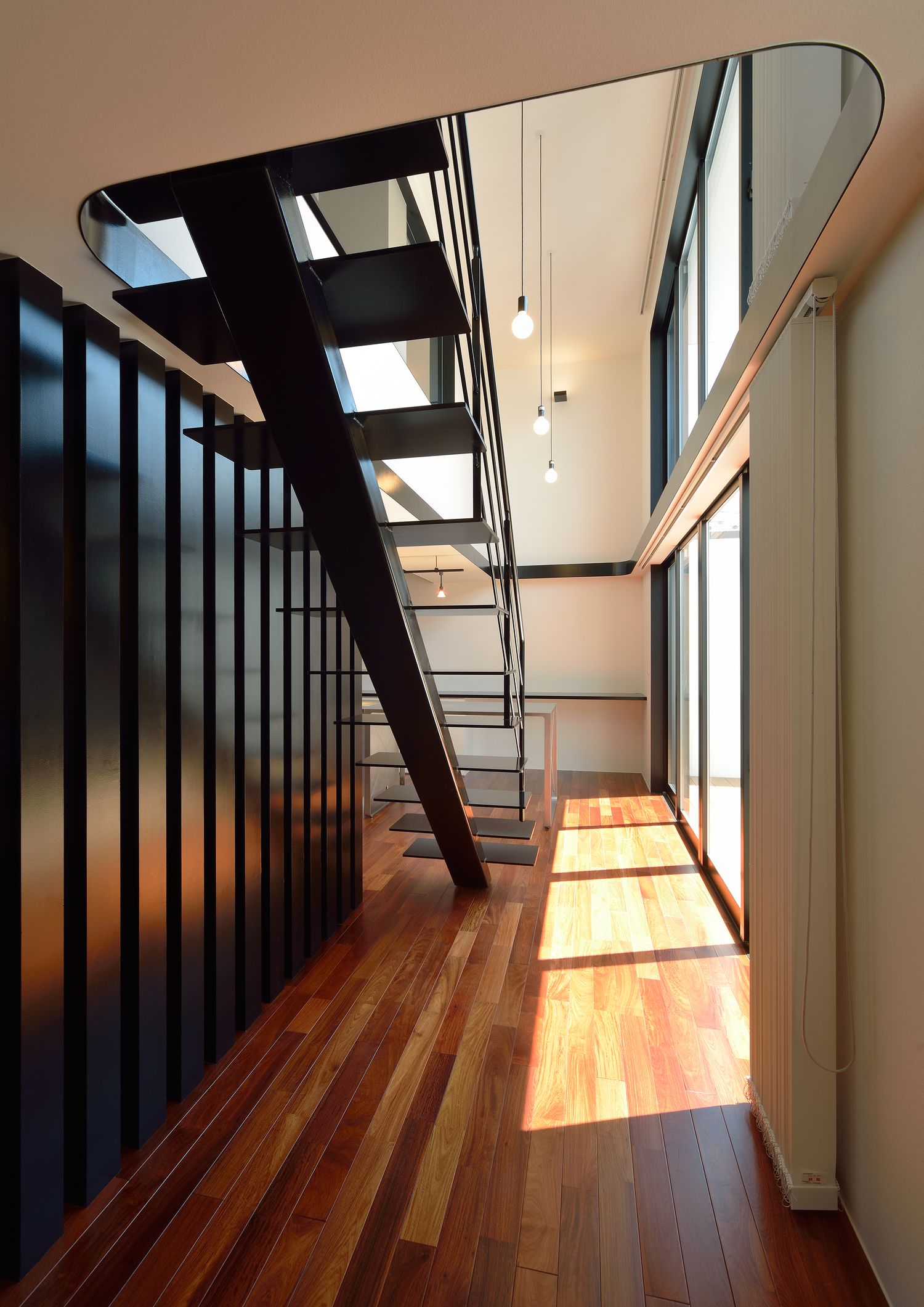 フローリングのフロアのアクセントになるシャープなスケルトン階段・デザイン住宅