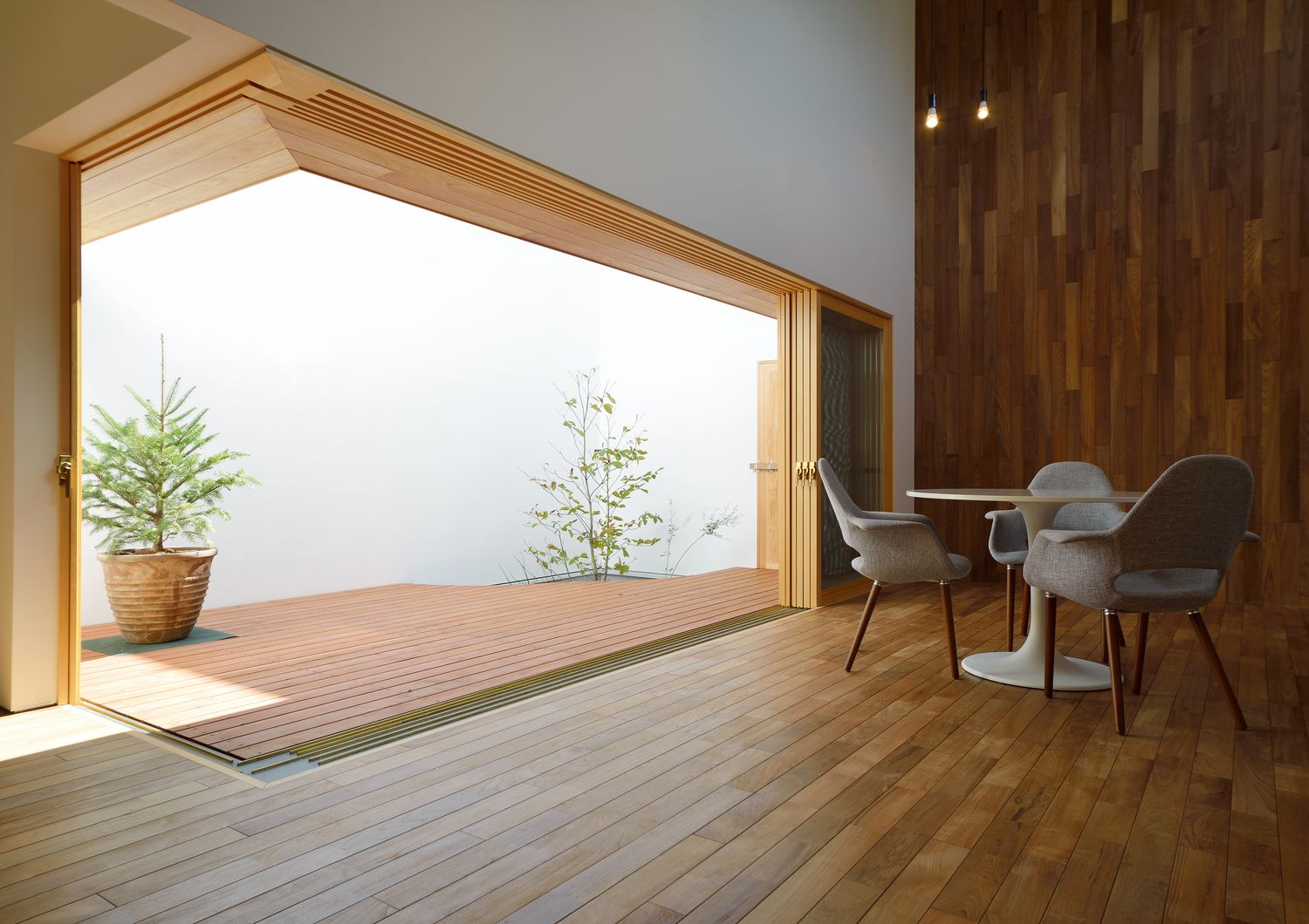 高い壁に囲まれた中庭と繋がる開放的なLDK・デザイン住宅