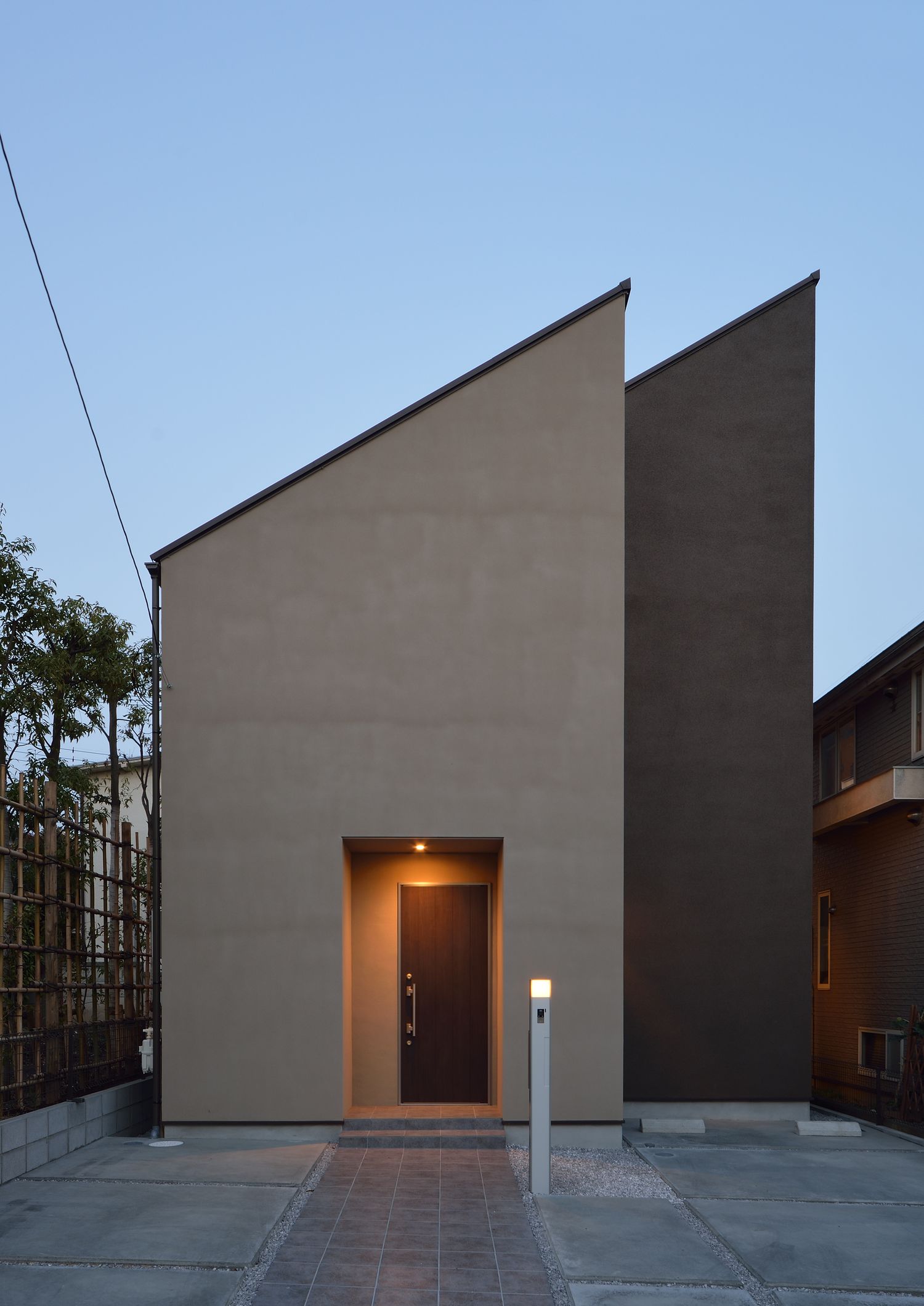 窓のない斜め屋根のシンプルな外観の家・デザイン住宅