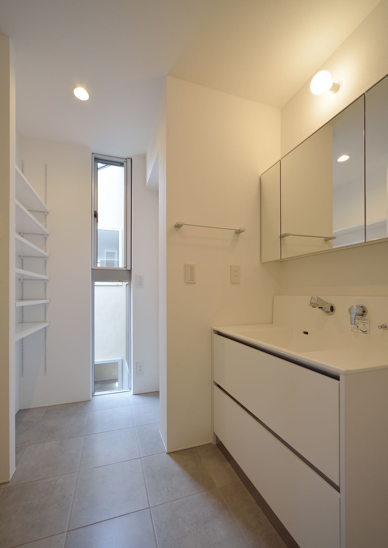 ミラーキャビネットがあるシンプルで清潔感のある洗面所・デザイン住宅