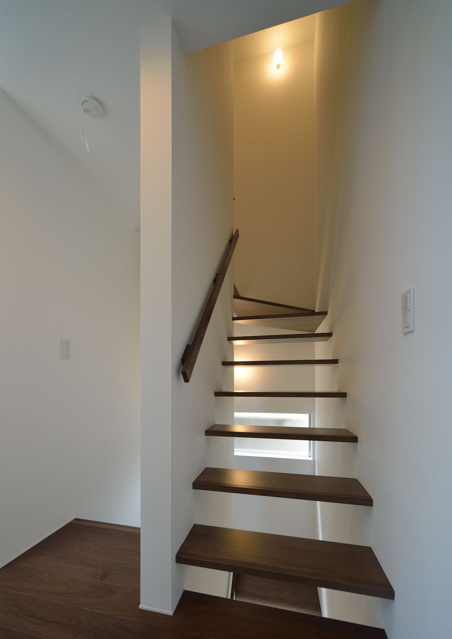 フローリングと同じ色の木のスケルトン階段・デザイン住宅