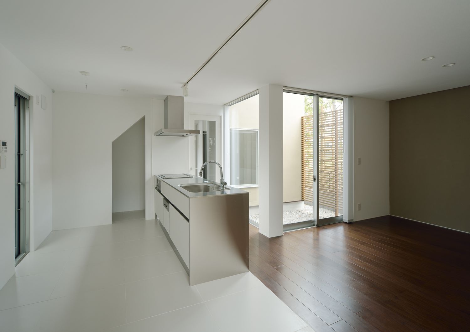 中庭を囲む窓があるシンプルで明るいLDK・デザイン住宅