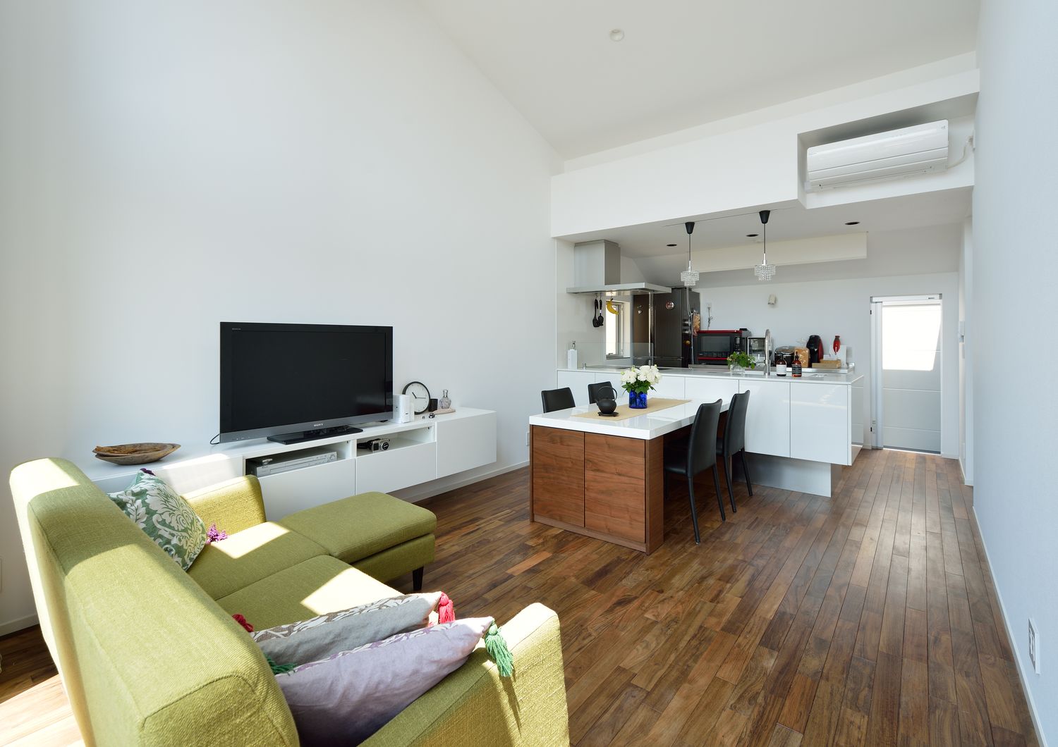 白い壁で高天井のシンプルなLDK・デザイン住宅