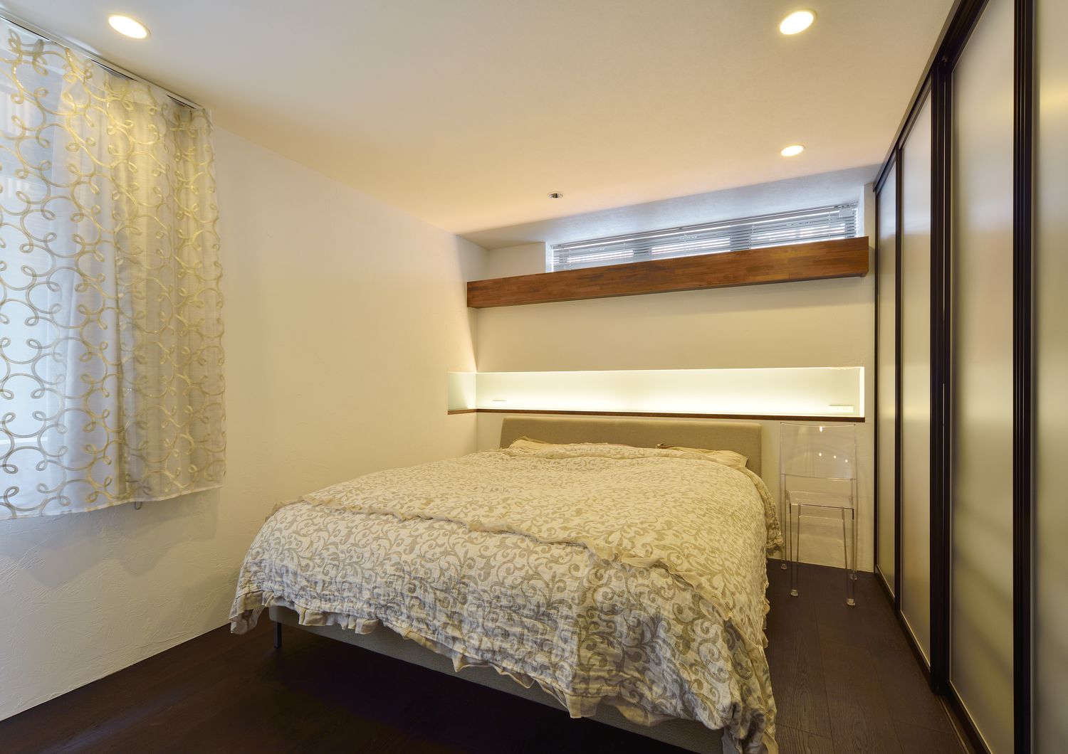 間接照明付きのヘッドボードがあるホテルライクな寝室・デザイン住宅