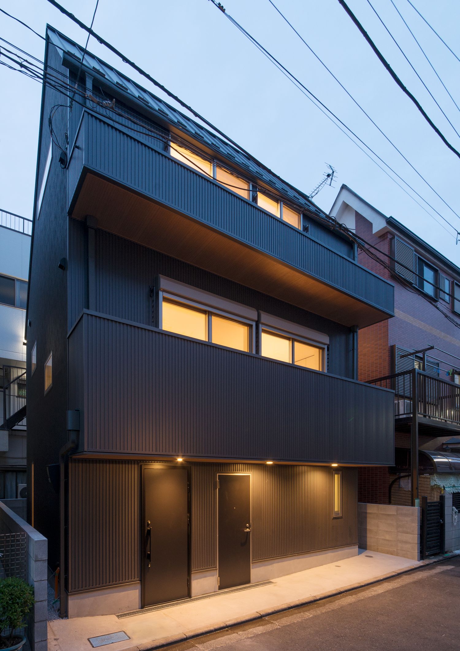 外壁も扉も黒で統一されたスタイリッシュな外観・デザイン住宅 注文住宅・デザイン住宅建築実例_『CASE549 招きの家』_外観