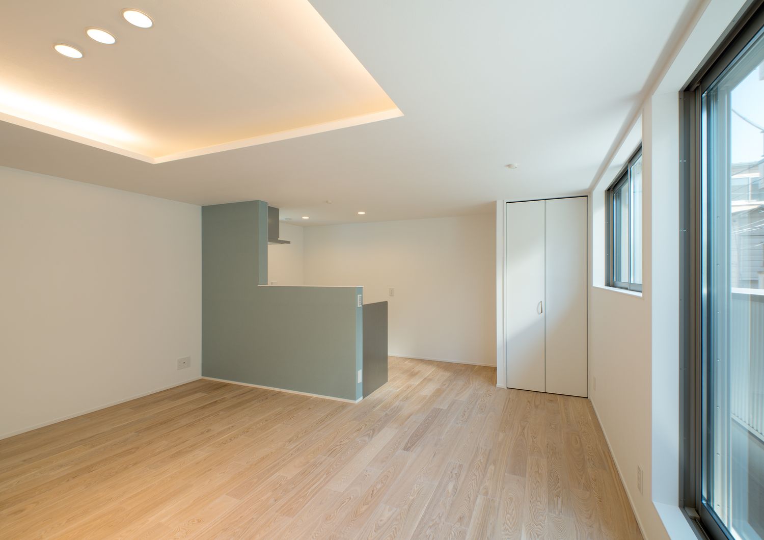 グレーの腰壁キッチンがあるフローリングのシンプルなLDK・デザイン住宅 注文住宅・デザイン住宅建築実例_『CASE549 招きの家』_LDK