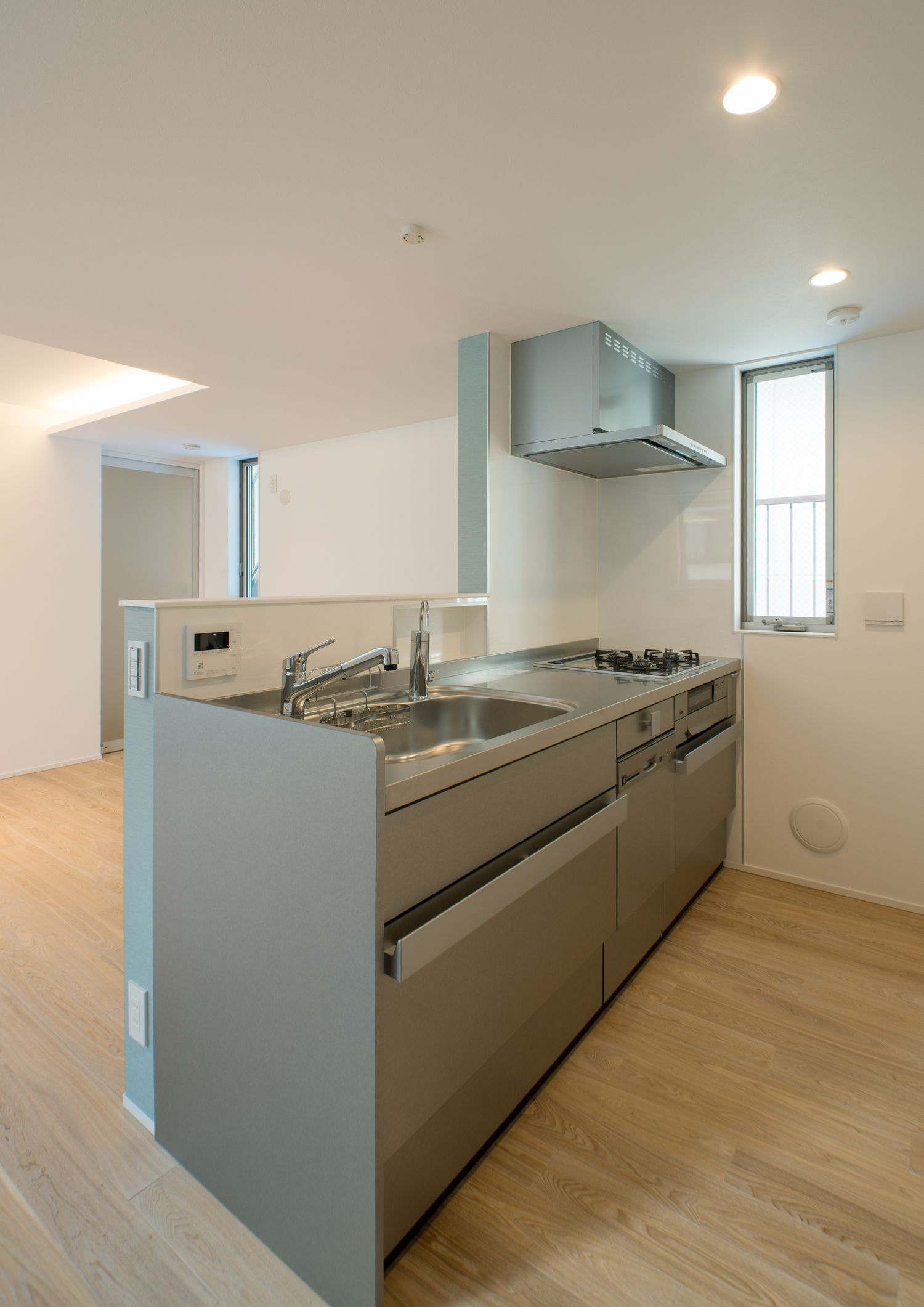 腰壁を取り付けたグレーのシンプルなペニンシュラキッチン・デザイン住宅 注文住宅・デザイン住宅建築実例_『CASE549 招きの家』_キッチン