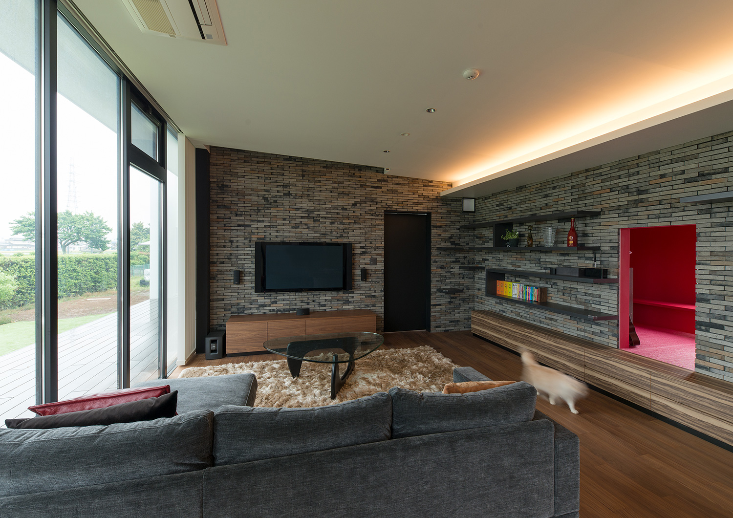 壁際に間接照明を取り付けた、タイルの壁のLDK・デザイン住宅 注文住宅・デザイン住宅建築実例_『CASE634 アトリエを持つ家』_LDK