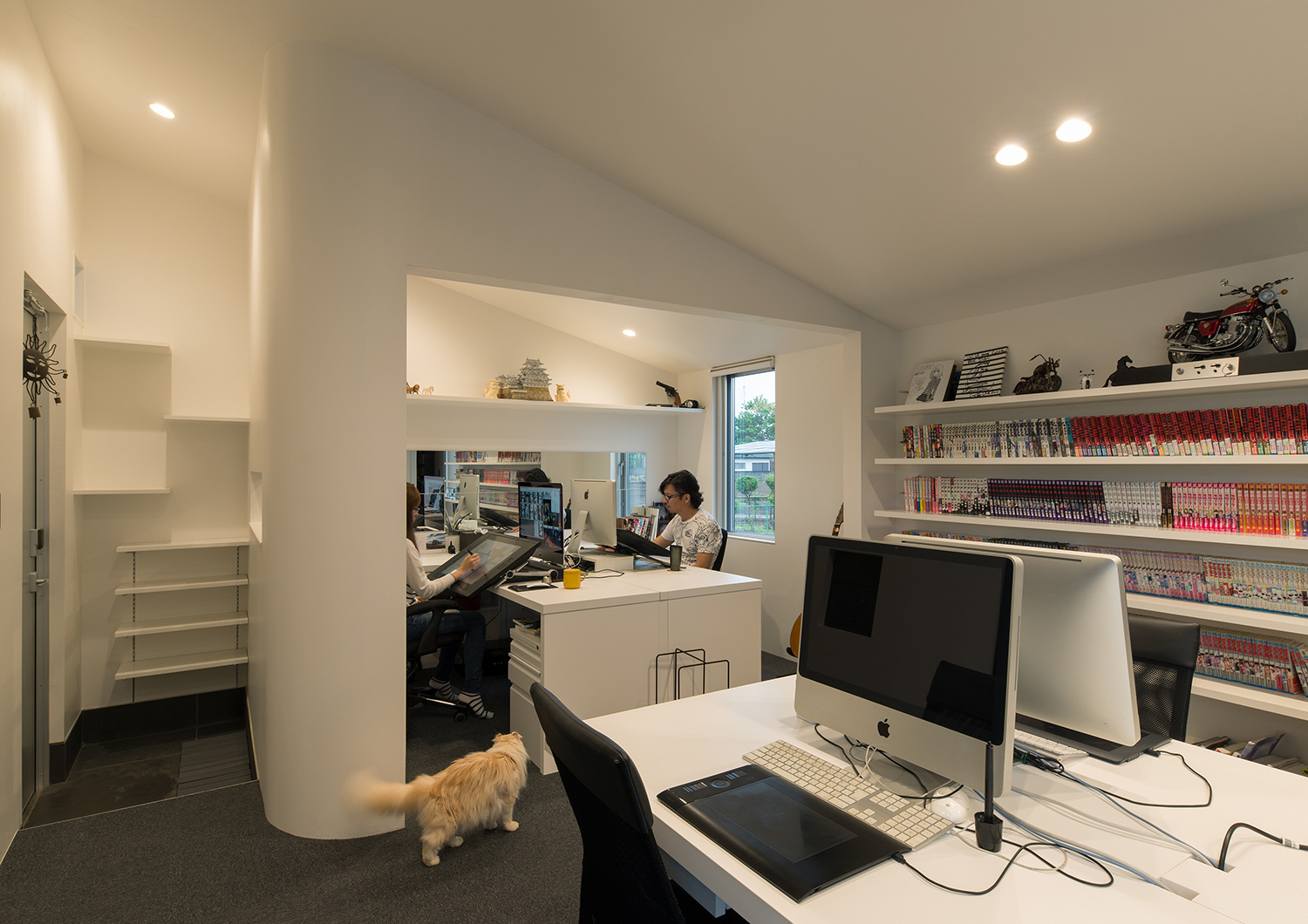 壁一面に本棚がある、白い壁のアトリエ・デザイン住宅 注文住宅・デザイン住宅建築実例_『CASE634 アトリエを持つ家』_仕事場