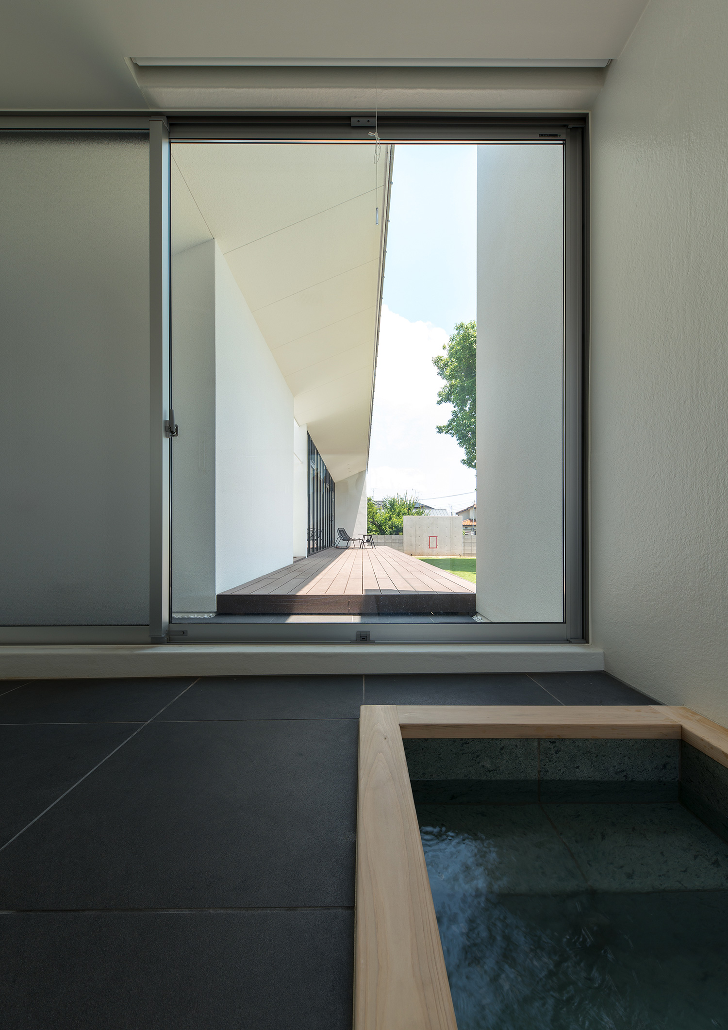 黒いタイルの床で、木枠の浴槽がある在来浴室・デザイン住宅 注文住宅・デザイン住宅建築実例_『CASE634 アトリエを持つ家』_浴室・洗面所