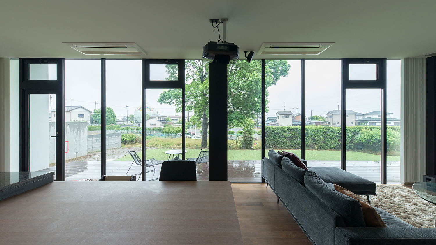 ウッドデッキのテラスに面した大開口窓がある、L字ソファーを置いたLDK・デザイン住宅 注文住宅・デザイン住宅建築実例_『CASE634 アトリエを持つ家』_LDK