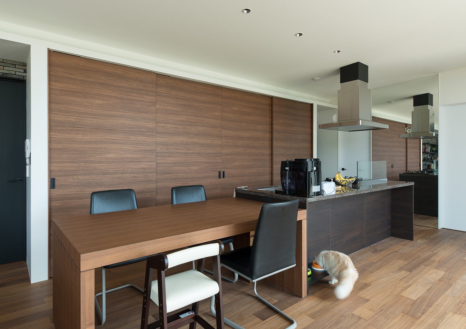 カウンターキッチンと横並びになった木目のダイニングテーブル・デザイン住宅 注文住宅・デザイン住宅建築実例_『CASE634 アトリエを持つ家』_キッチン