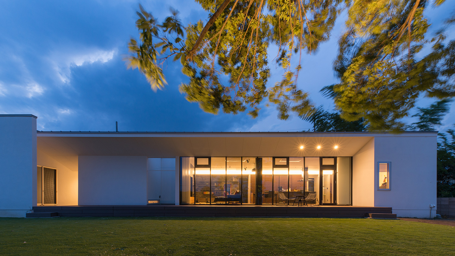 芝生に面したテラスがある白い外壁の平屋住宅・デザイン住宅 注文住宅・デザイン住宅建築実例_『CASE634 アトリエを持つ家』_外観