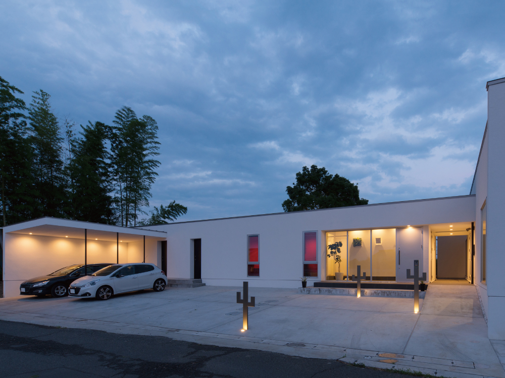 車が二台止められる駐車スペース付きの、白い外壁の平屋住宅・デザイン住宅 注文住宅・デザイン住宅建築実例_『CASE634 アトリエを持つ家』_外観