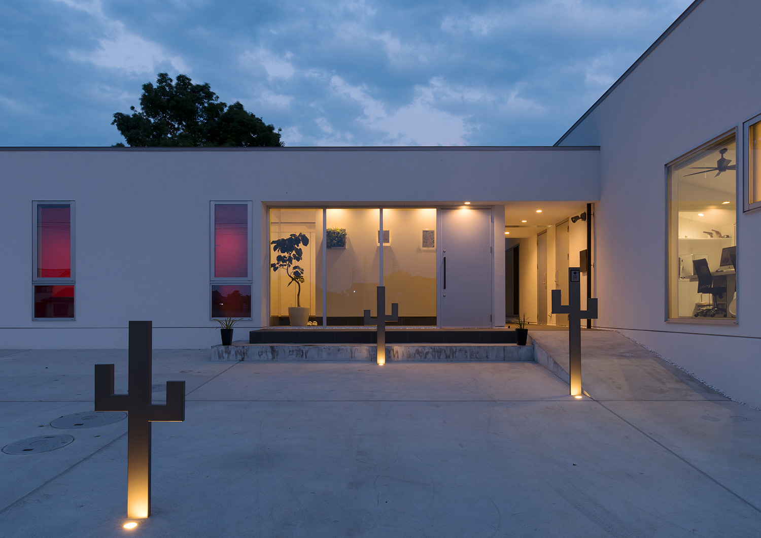 サボテンのオブジェが床に埋め込まれた照明に照らされるコンクリートのアプローチ・デザイン住宅 注文住宅・デザイン住宅建築実例_『CASE634 アトリエを持つ家』_外観