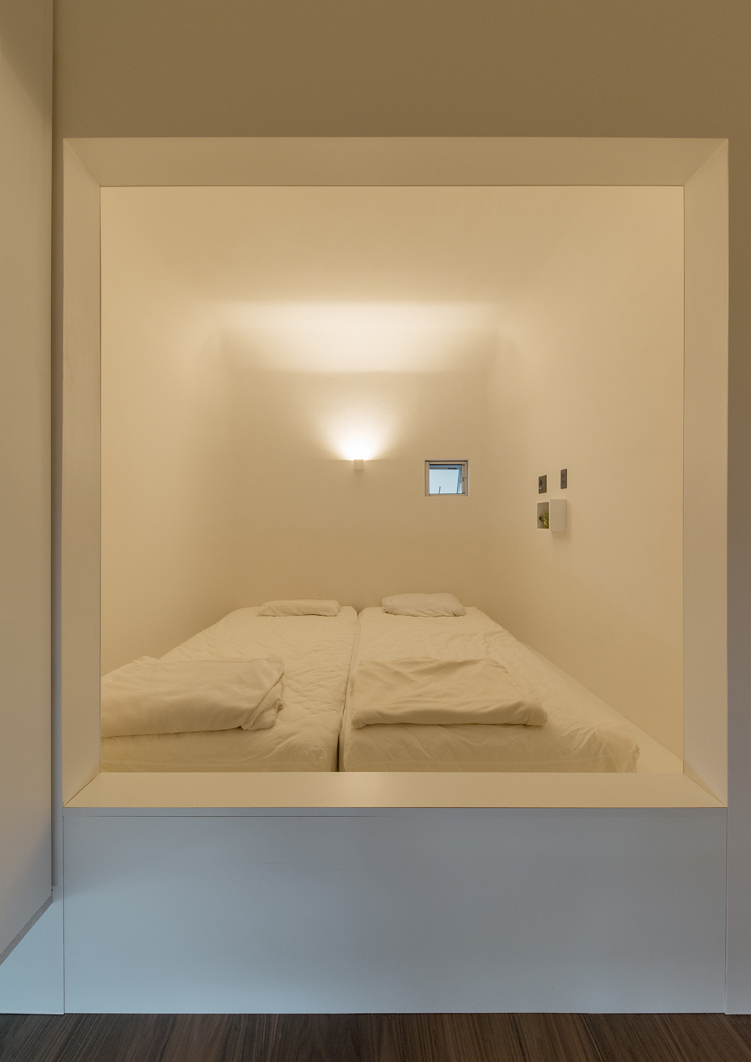 壁一面を白とし、間接照明を一つだけ設けたシンプルな寝室・デザイン住宅 注文住宅・デザイン住宅建築実例_『CASE634 アトリエを持つ家』_寝室