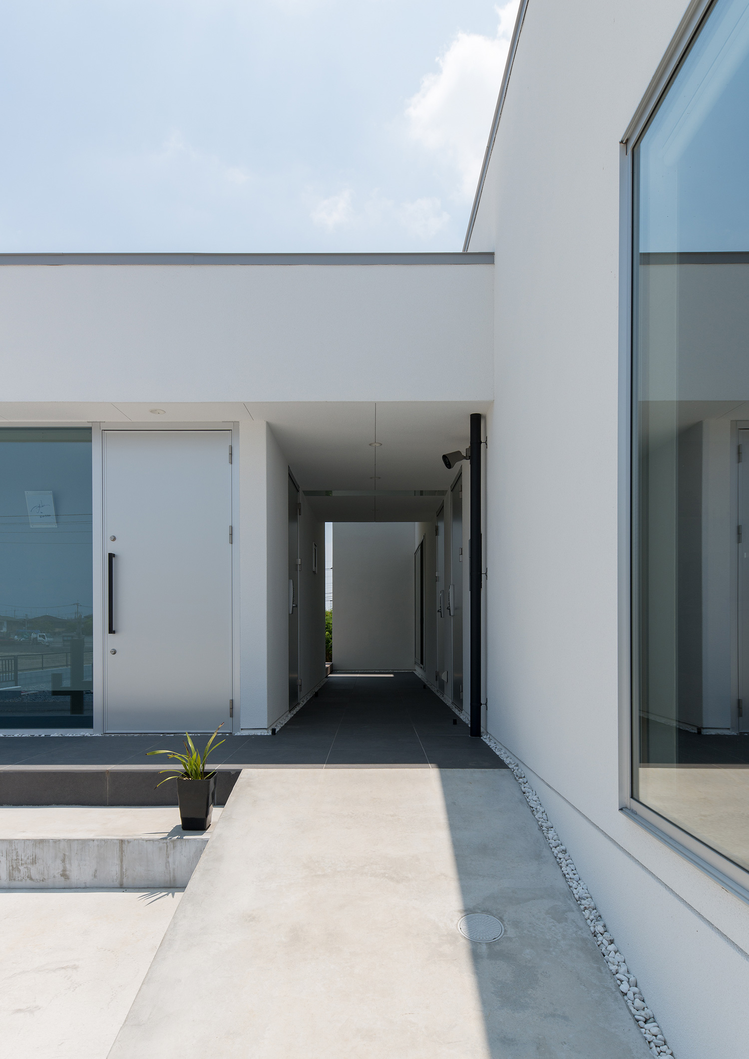 コンクリートのスロープの先にある渡り廊下・デザイン住宅 注文住宅・デザイン住宅建築実例_『CASE634 アトリエを持つ家』_外観