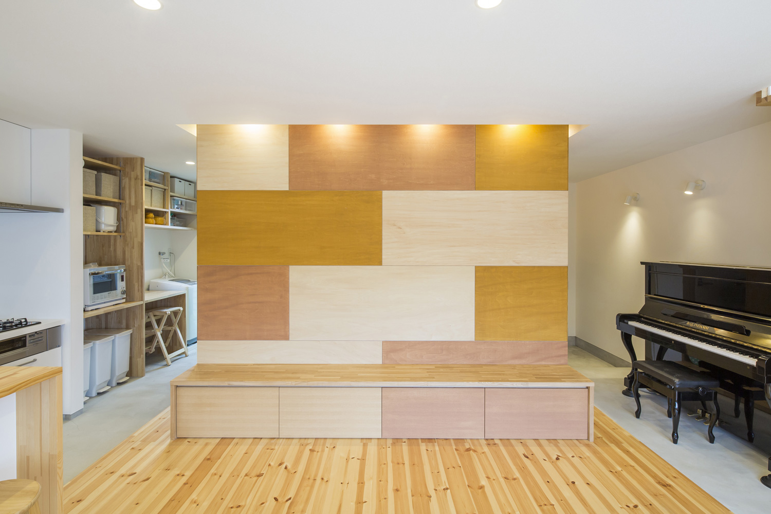 色の違う木材を組み合わせたような壁がある、ピアノを置いたLDK・デザイン住宅 注文住宅・デザイン住宅建築実例_『CASE636 cube+』_LDK