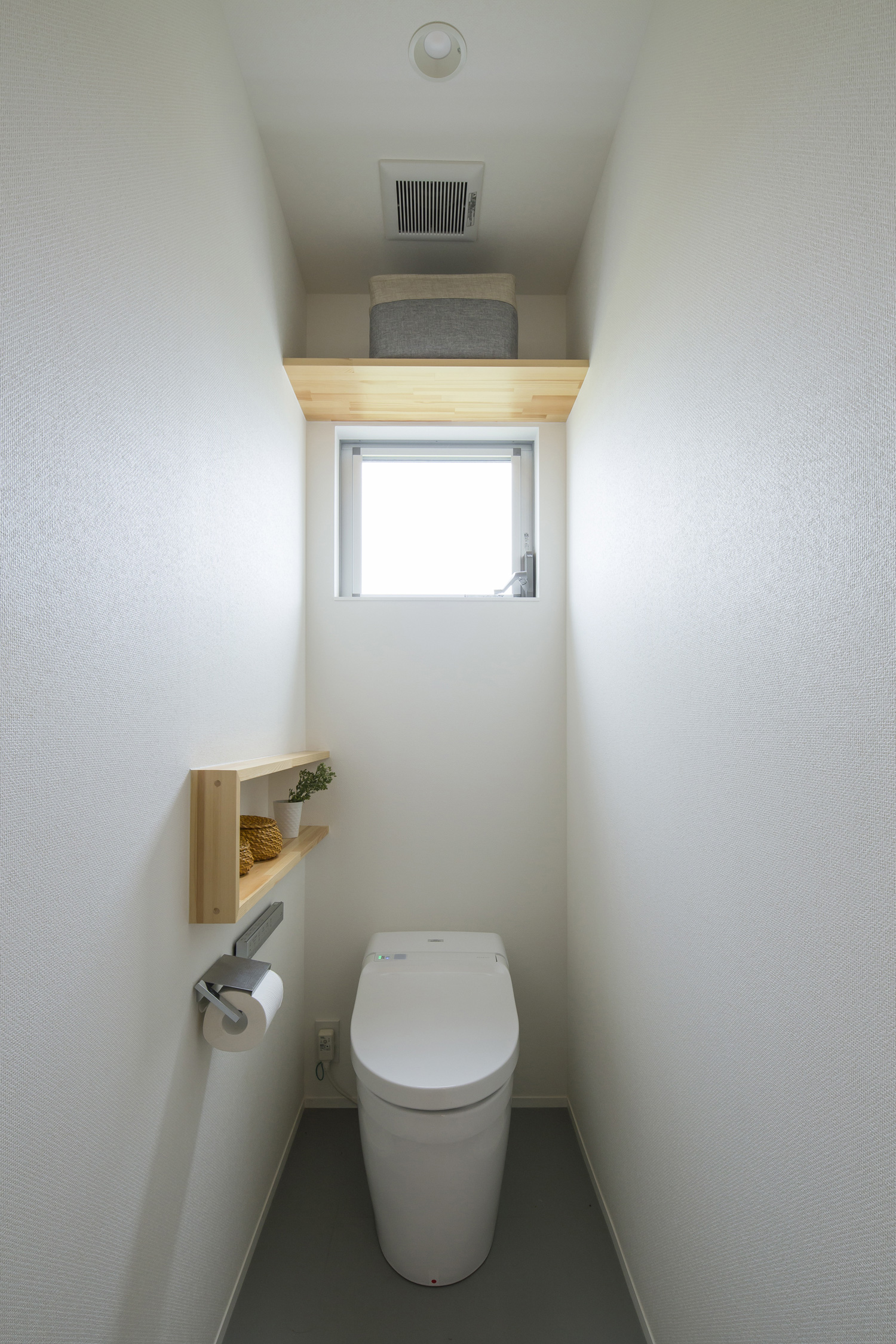 頭上に木製の棚を設けた小窓のあるトイレ・デザイン住宅 注文住宅・デザイン住宅建築実例_『CASE636 cube+』_トイレ