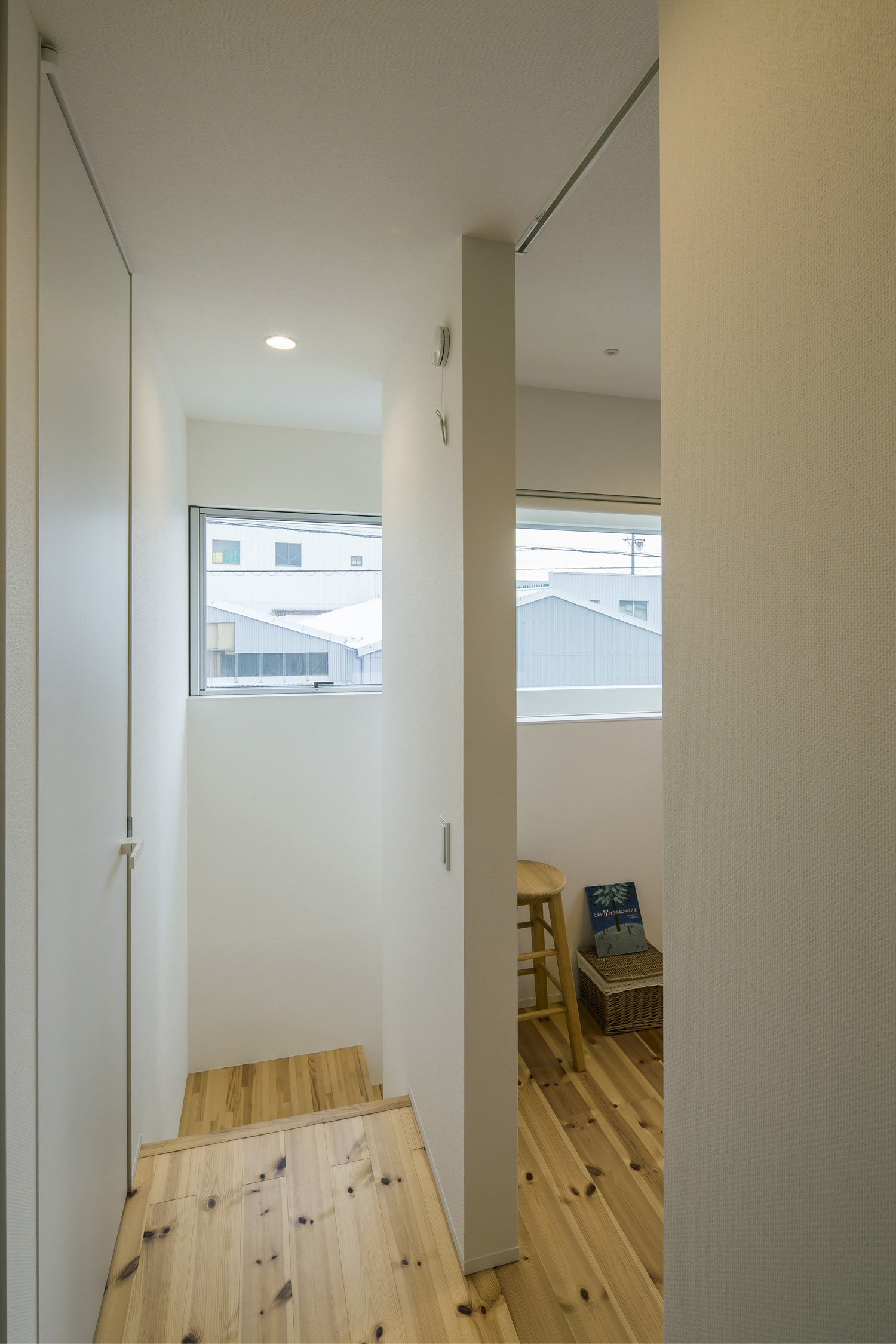 階段を上がった先にある引き戸で仕切られた個室・デザイン住宅 注文住宅・デザイン住宅建築実例_『CASE636 cube+』_寝室