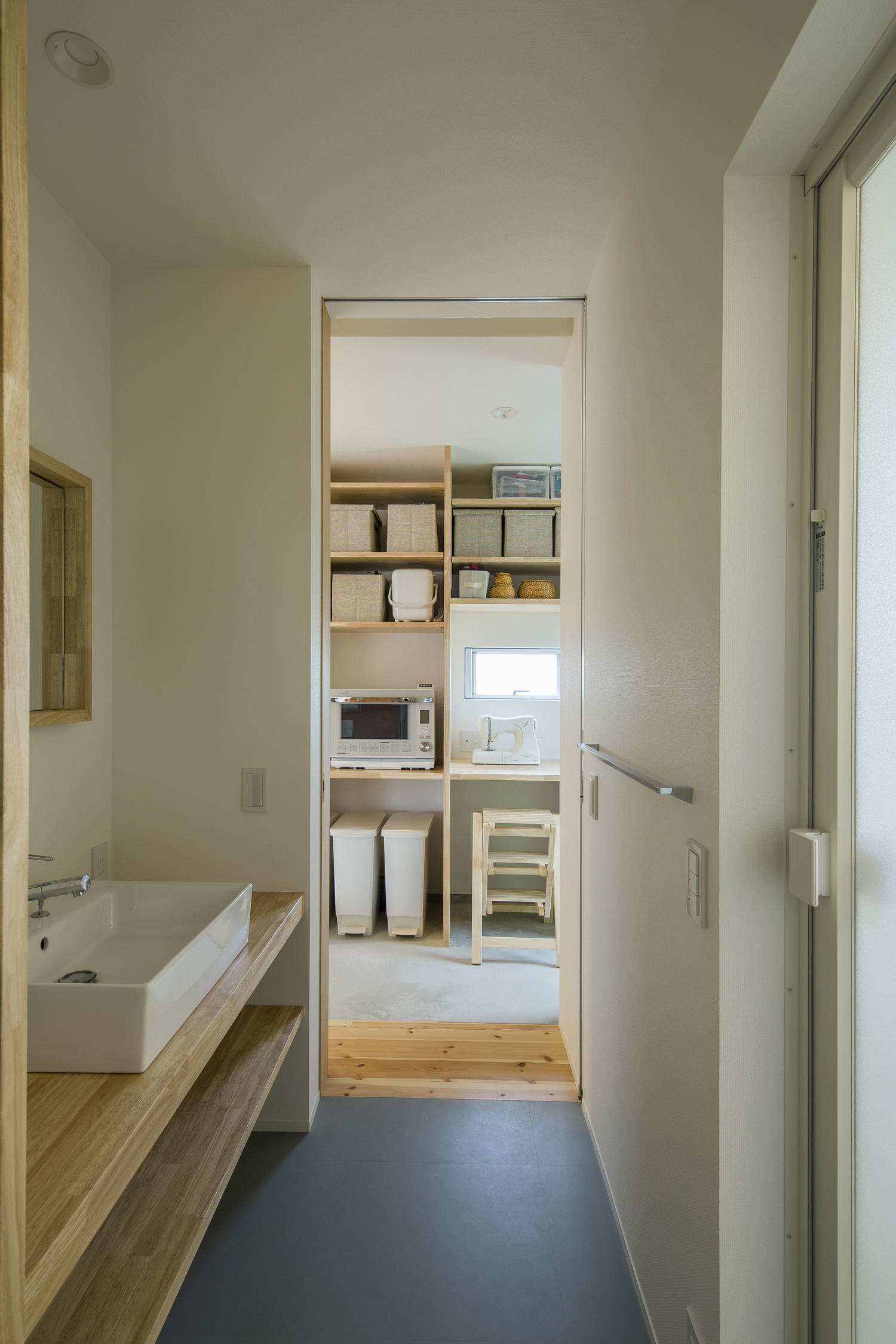 青い床で、木製の洗面台がある洗面所・デザイン住宅 注文住宅・デザイン住宅建築実例_『CASE636 cube+』_浴室・洗面所