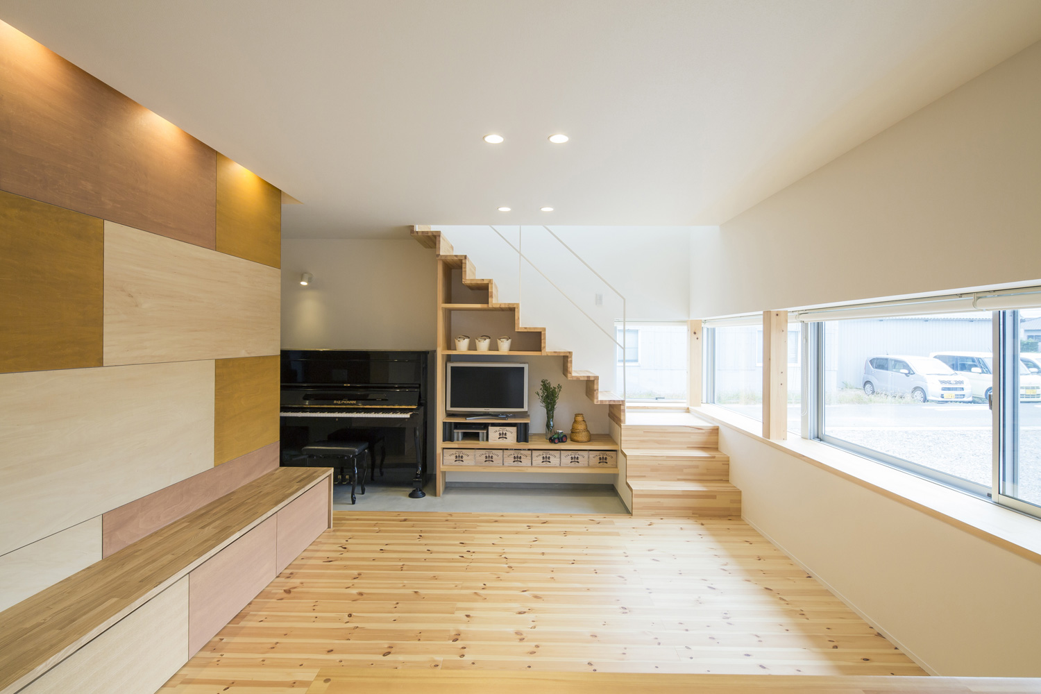 スケルトン階段下のスペースにテレビやピアノを置いた、横長の出窓があるフローリングのLDK・デザイン住宅 注文住宅・デザイン住宅建築実例_『CASE636 cube+』_LDK