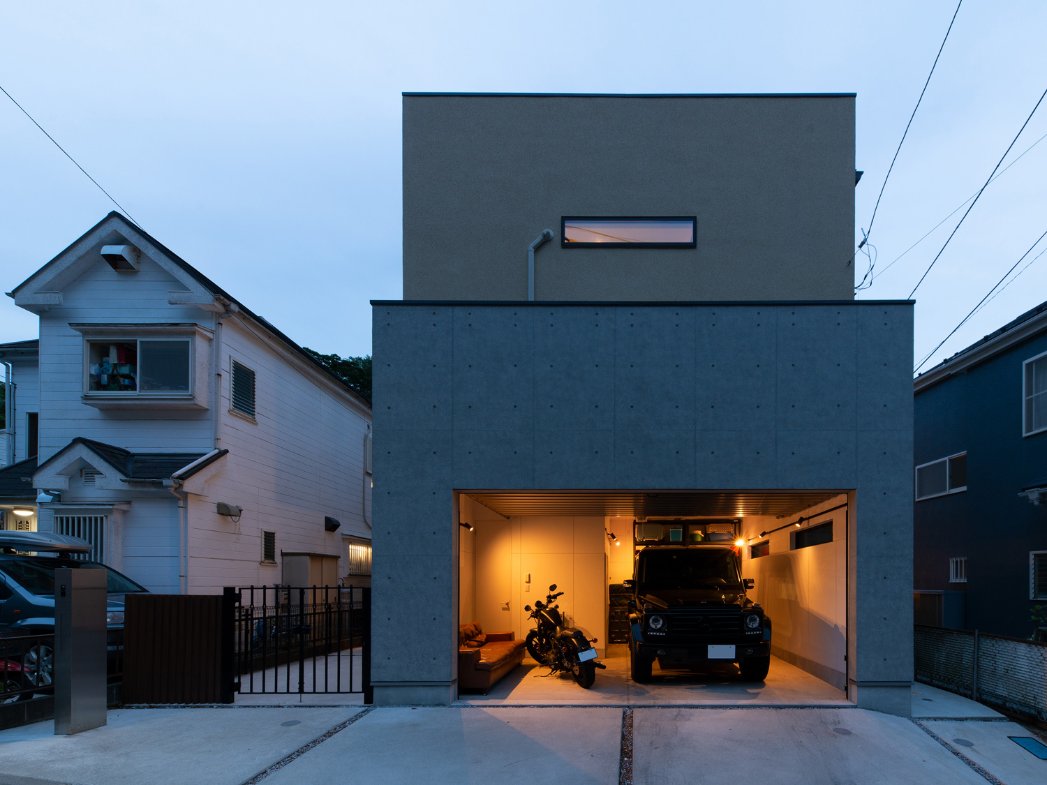 インナーガレージ付きのキューブ状の外観の住宅・デザイン住宅 注文住宅・デザイン住宅建築実例_『CASE637 『Assemble』』_外観