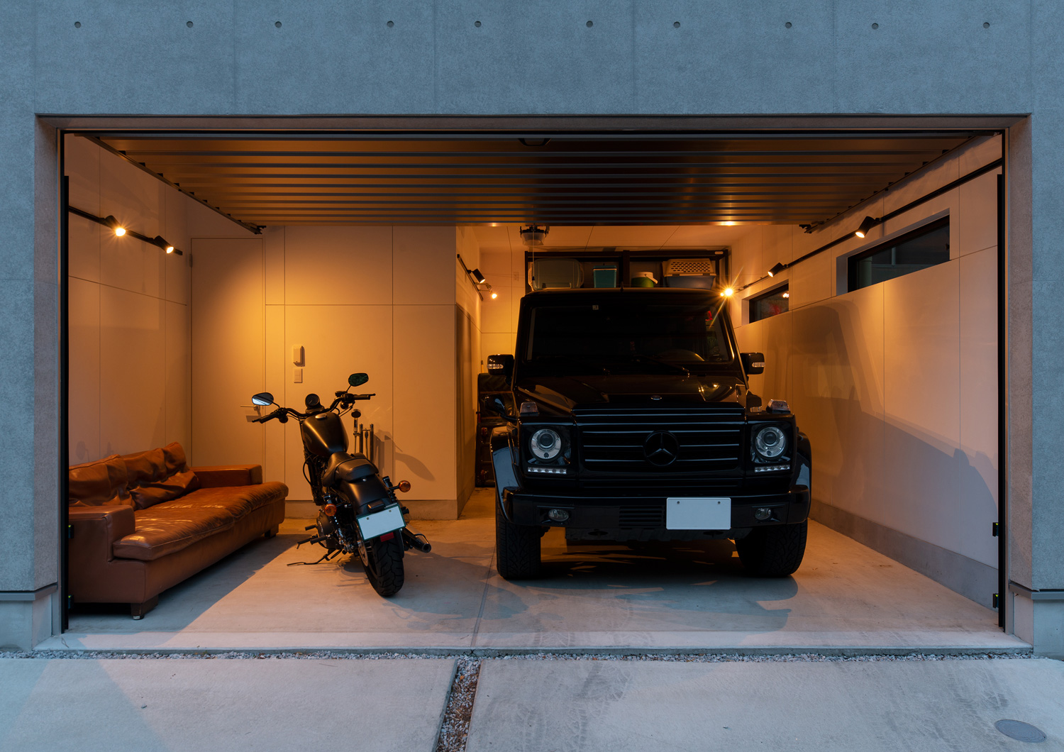 車の他にソファーやバイクも置かれたインナーガレージ・デザイン住宅 注文住宅・デザイン住宅建築実例_『CASE637 『Assemble』』_ガレージ