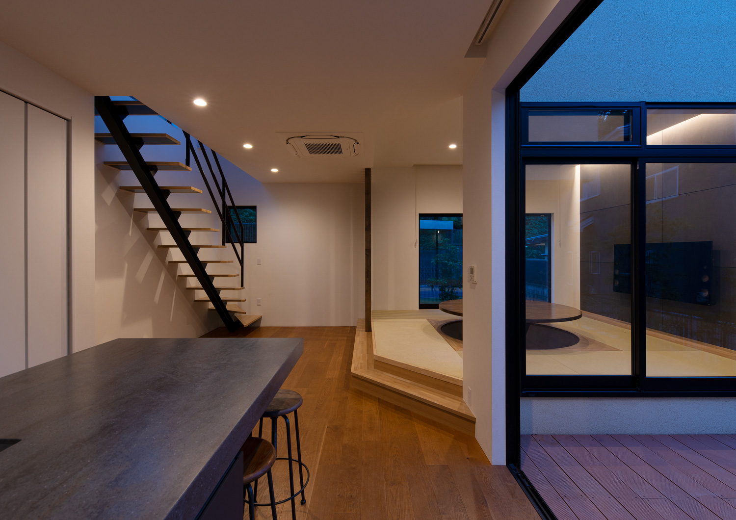 天井にダウンライトを取り付けたフローリングのLDK・デザイン住宅 注文住宅・デザイン住宅建築実例_『CASE637 『Assemble』』_LDK