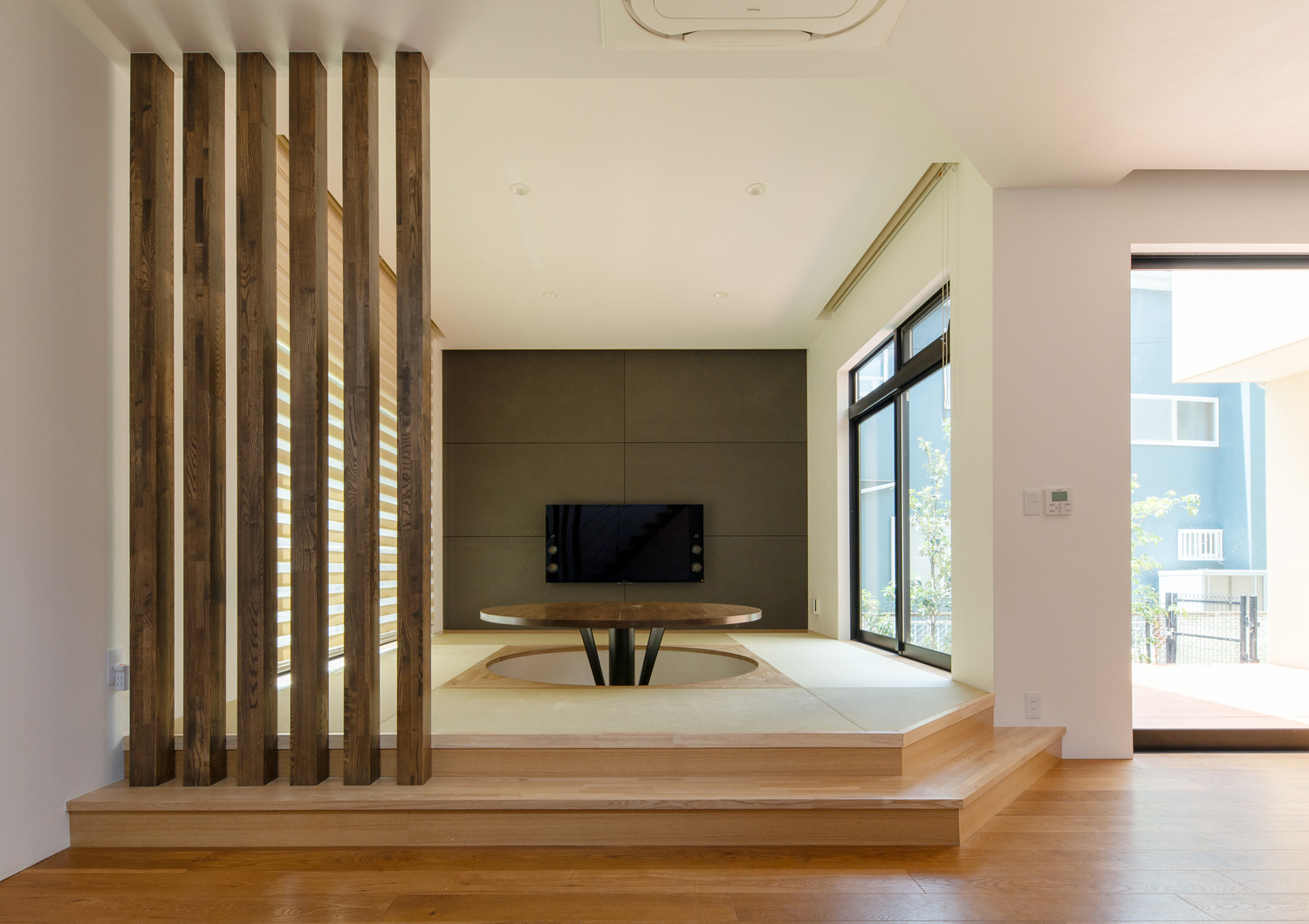 リビングが小上がりになった、中庭を囲む窓があるLDK・デザイン住宅 注文住宅・デザイン住宅建築実例_『CASE637 『Assemble』』_LDK