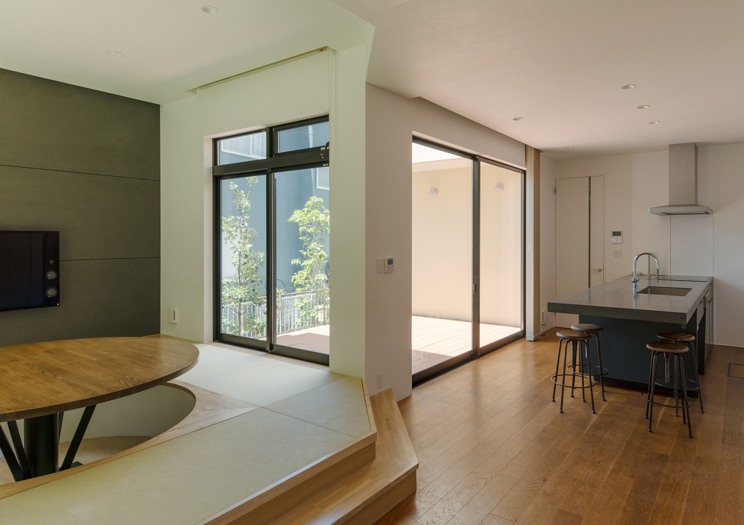 ウッドデッキの中庭を囲む窓がある、高さを変えたLDK・デザイン住宅 注文住宅・デザイン住宅建築実例_『CASE637 『Assemble』』_LDK