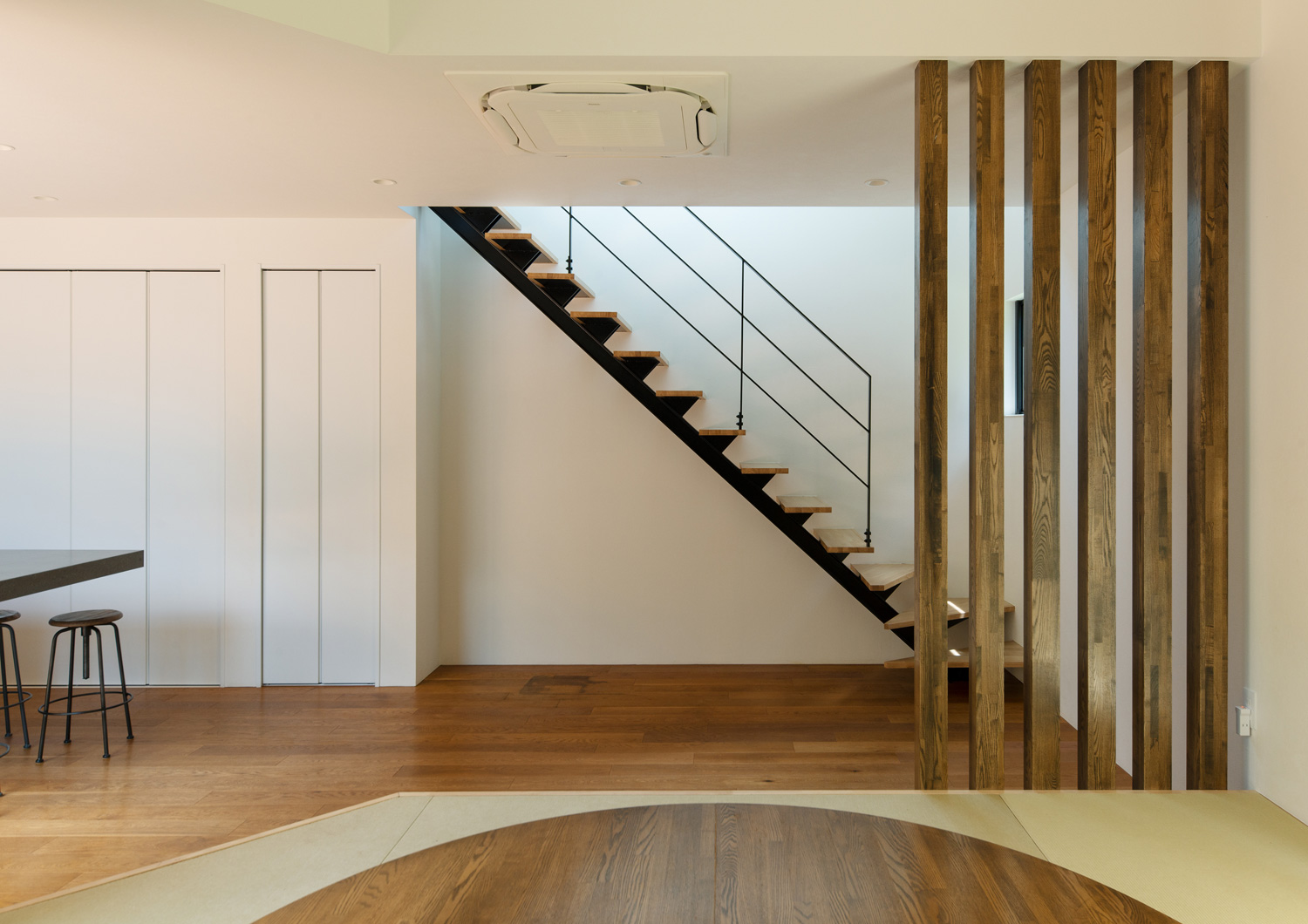畳のリビングからスケルトン階段を見た様子・デザイン住宅 注文住宅・デザイン住宅建築実例_『CASE637 『Assemble』』_LDK