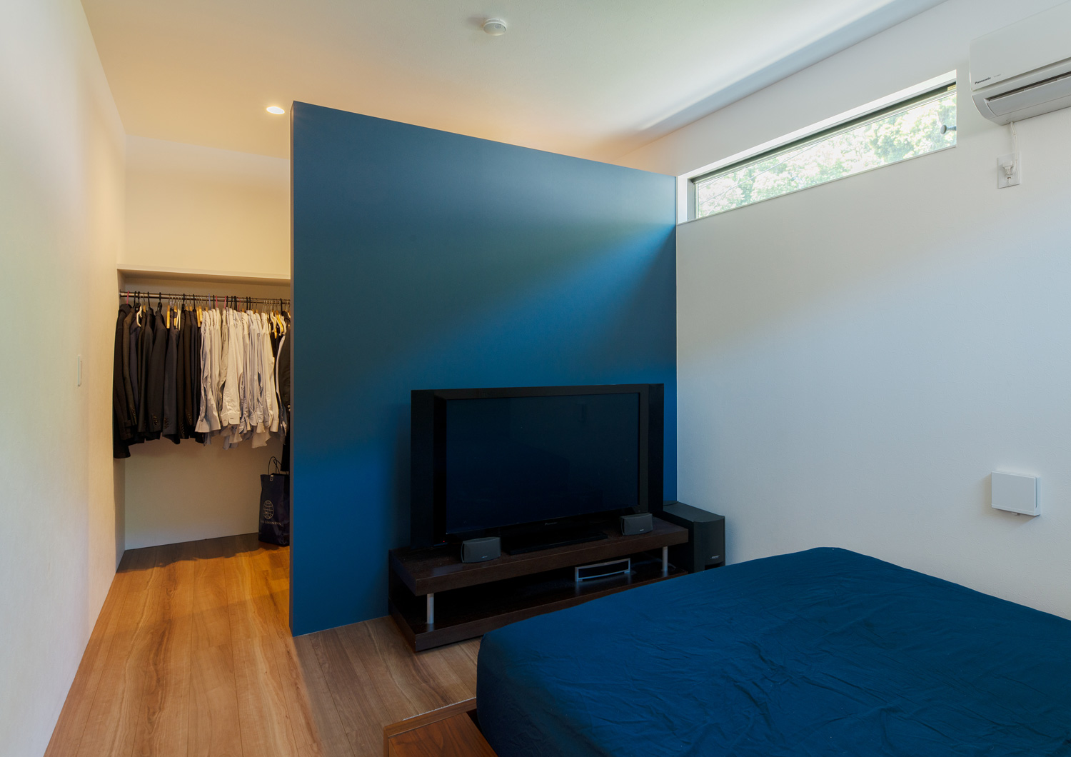 スリット窓や、壁で仕切ったウォークインクローゼットがある寝室・デザイン住宅 注文住宅・デザイン住宅建築実例_『CASE637 『Assemble』』_寝室