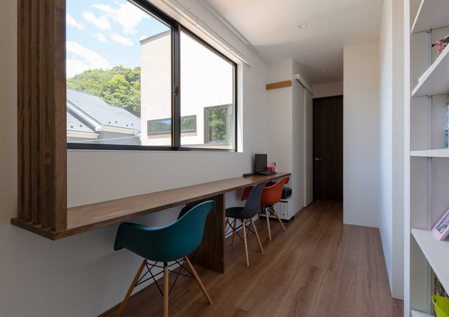 窓のある壁にデスクを取り付けた書斎・デザイン住宅 注文住宅・デザイン住宅建築実例_『CASE637 『Assemble』』_書斎
