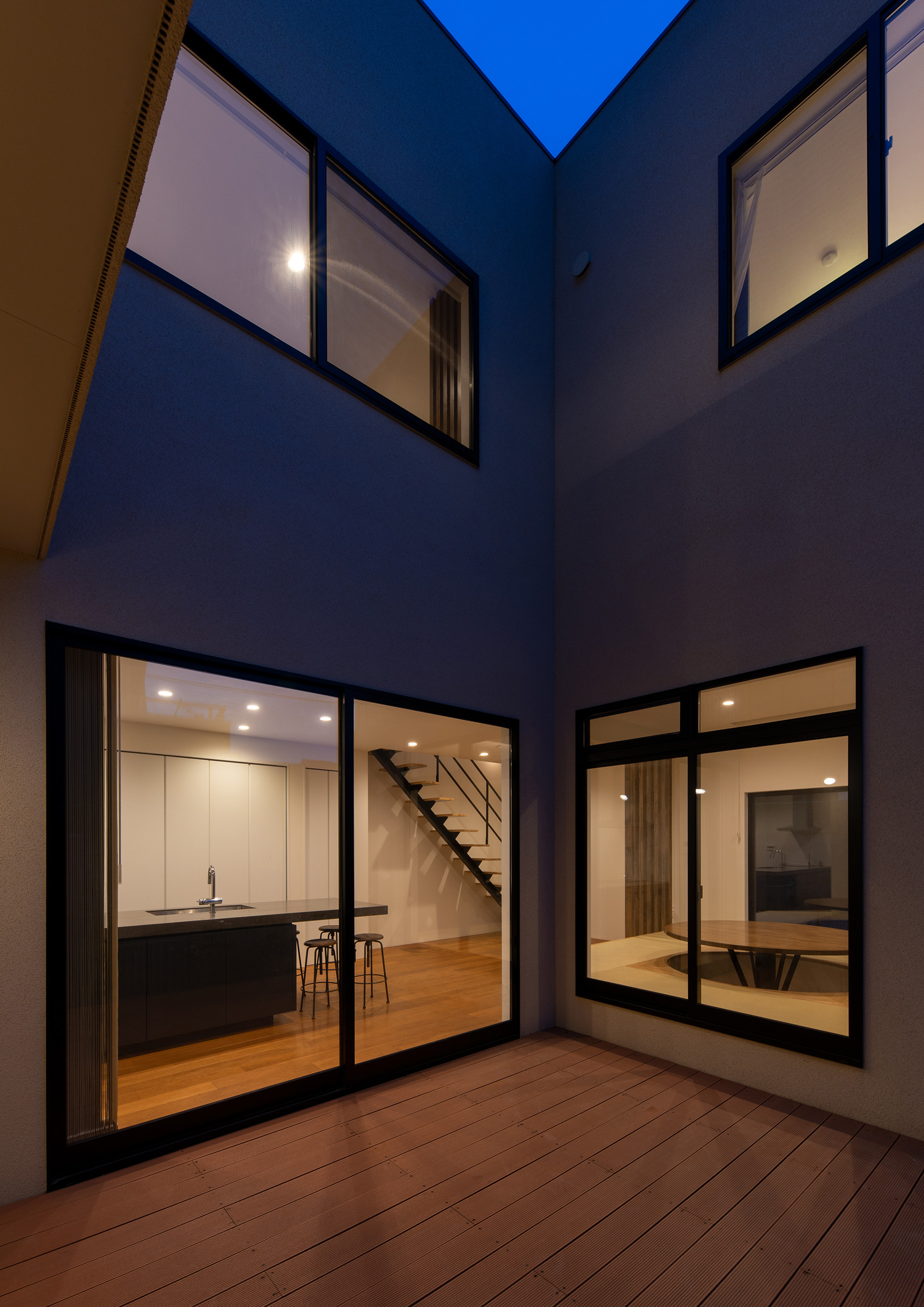 室内とフラットに繋がるウッドデッキの中庭・デザイン住宅 注文住宅・デザイン住宅建築実例_『CASE637 『Assemble』』_中庭