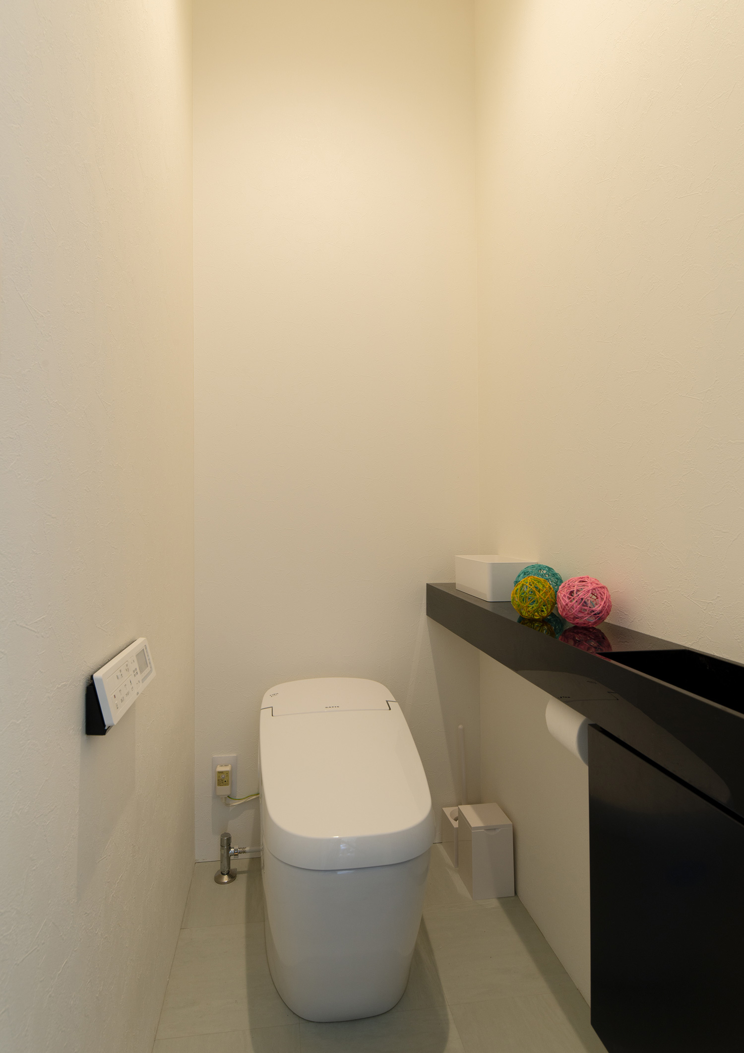 白い壁に黒い薄型手洗いを設けた・デザイン住宅 注文住宅・デザイン住宅建築実例_『CASE637 『Assemble』』_トイレ