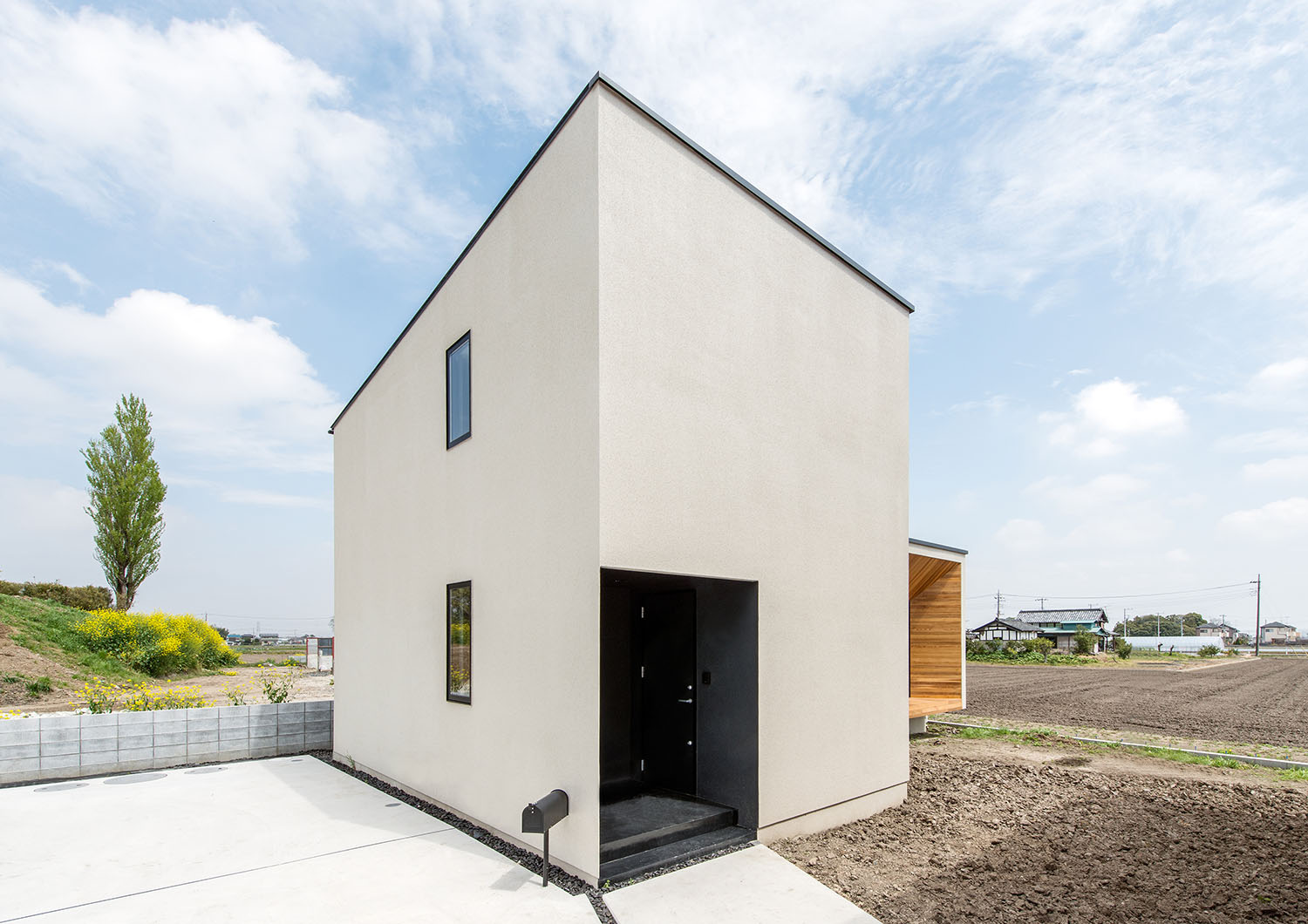 田園風景の中に建つ白い壁のキューブ状の住まい・デザイン住宅 注文住宅・デザイン住宅建築実例_『CASE631 こやのいえ』_外観
