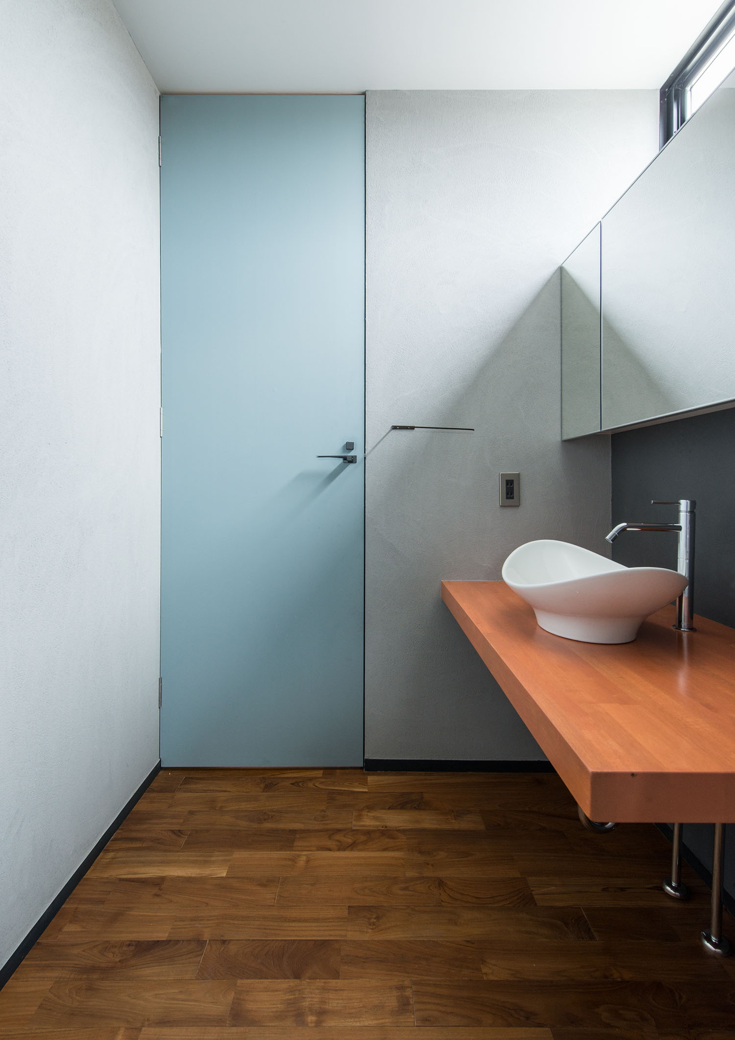 水色の扉がついた、木の洗面台がある洗面所・デザイン住宅 注文住宅・デザイン住宅建築実例_『CASE631 こやのいえ』_浴室・洗面所