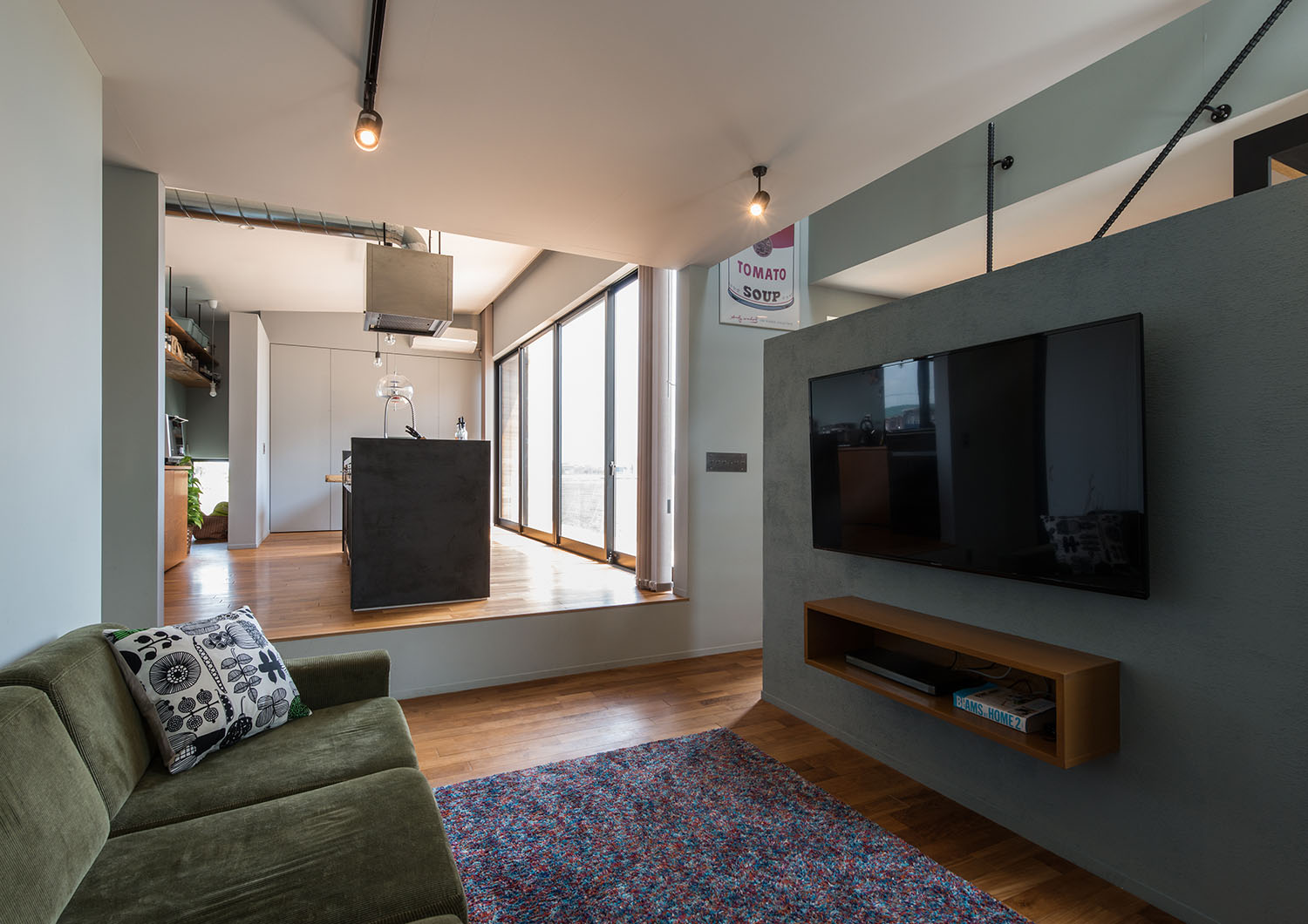 緑のソファーが置かれたダウンリビングのあるLDK・デザイン住宅 注文住宅・デザイン住宅建築実例_『CASE631 こやのいえ』_LDK