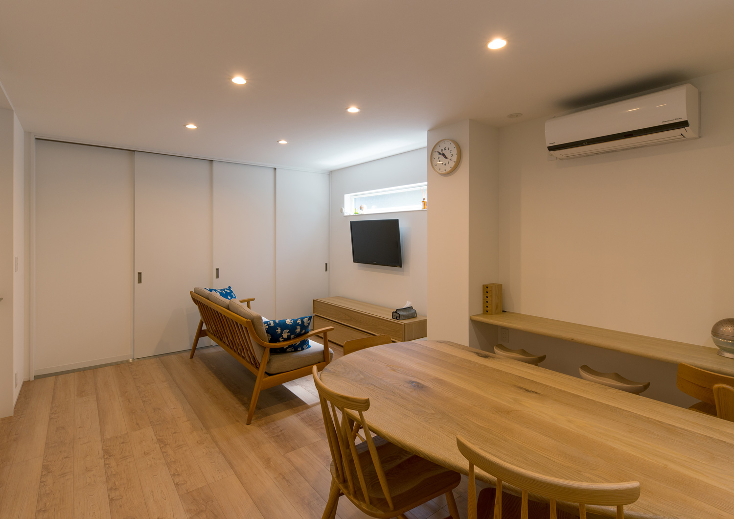 引き戸が閉まっている、木製のダイニングテーブルがあるLDK・デザイン住宅 注文住宅・デザイン住宅建築実例_『CASE638 「BLACK BOX」』_LDK