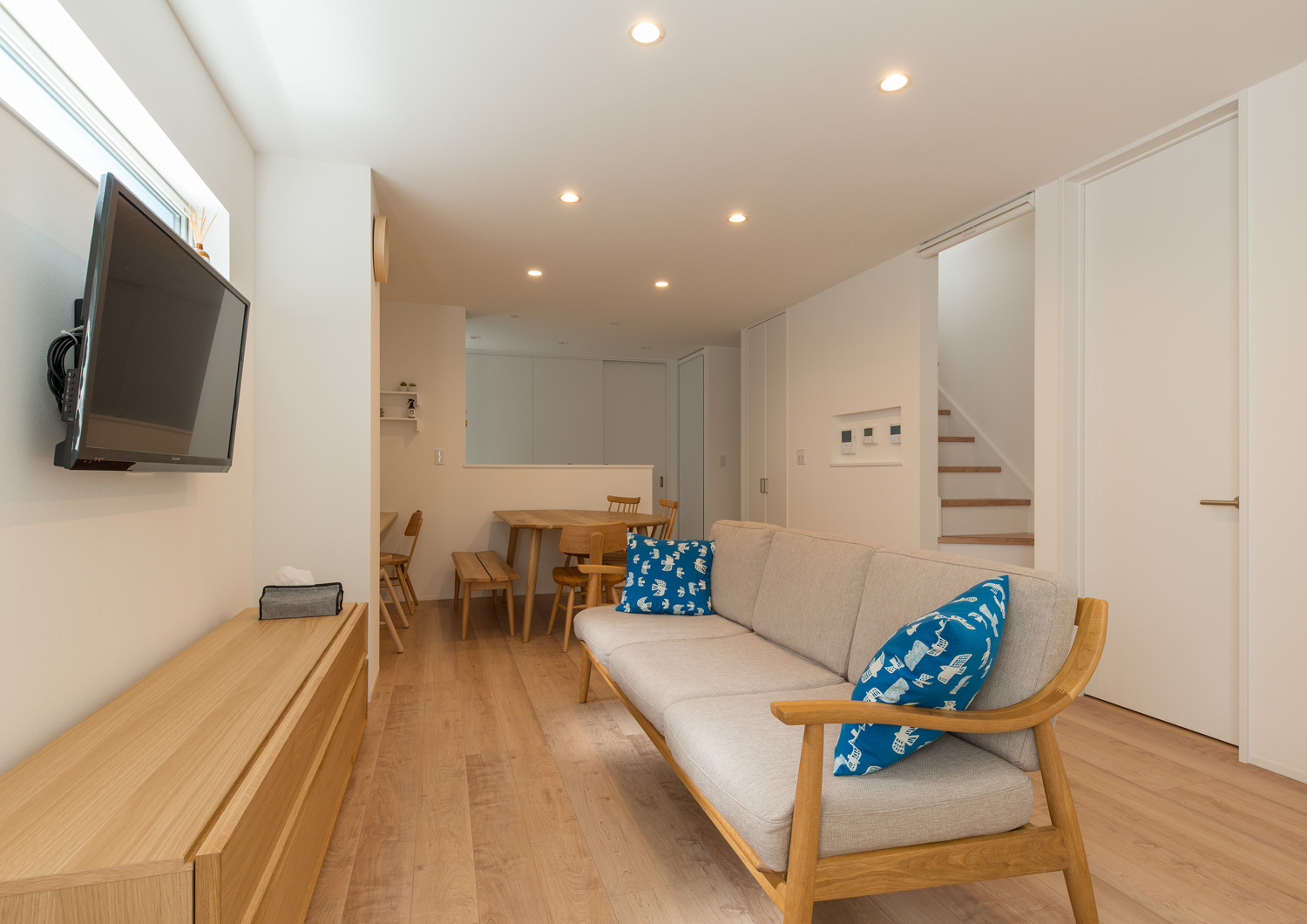 天井にダウンライトがある、木のインテリアで統一されたLDK・デザイン住宅 注文住宅・デザイン住宅建築実例_『CASE638 「BLACK BOX」』_LDK