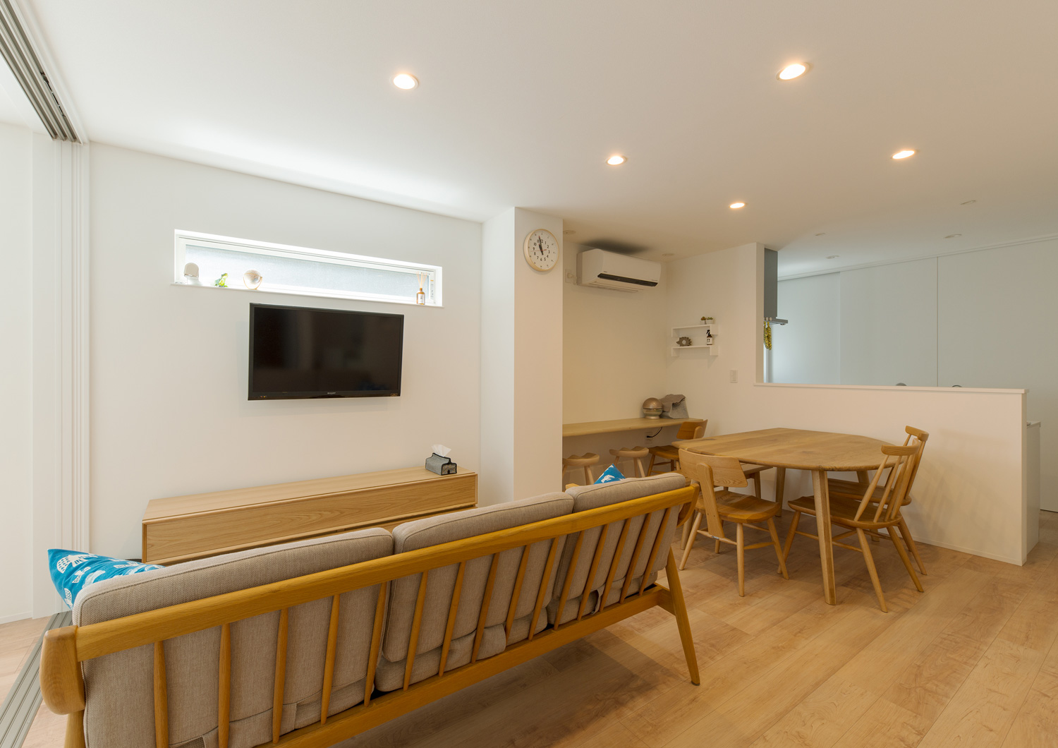 木のインテリアを多く使用したスリット窓のあるLDK・デザイン住宅 注文住宅・デザイン住宅建築実例_『CASE638 「BLACK BOX」』_LDK