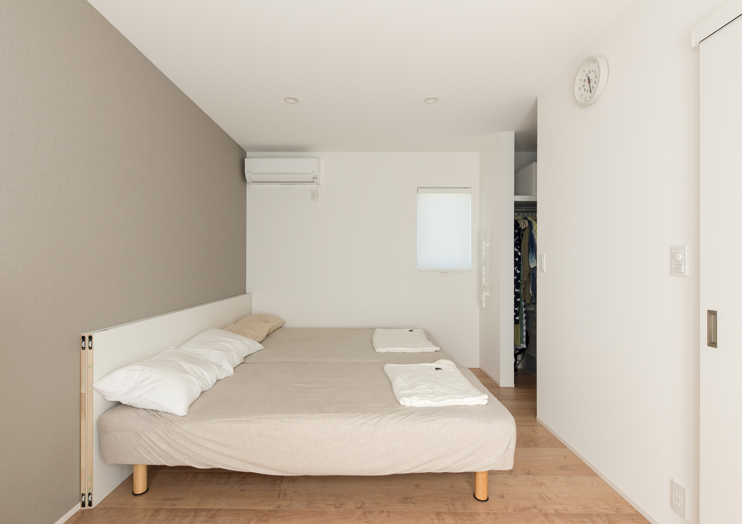 アクセントクロスとシーツをベージュで統一したウォークインクローゼット付きのLDK・デザイン住宅 注文住宅・デザイン住宅建築実例_『CASE638 「BLACK BOX」』_寝室