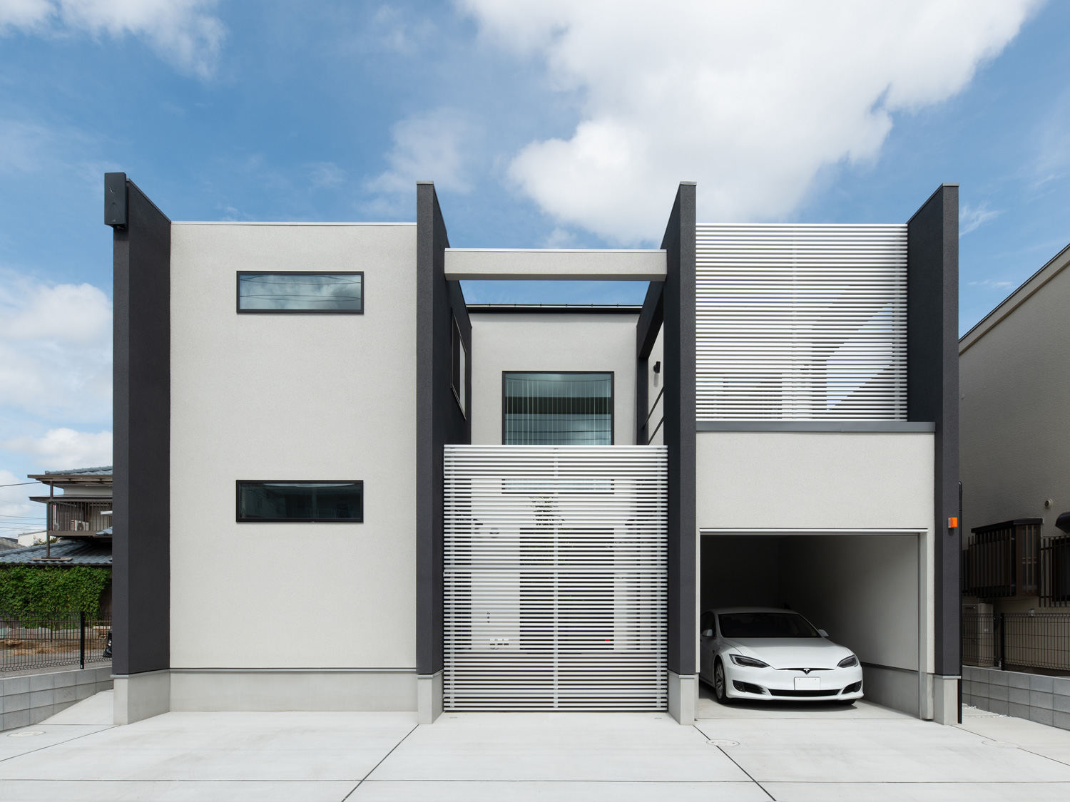 黒い壁で仕切られているような外観の、インナーガレージのある住宅・デザイン住宅 注文住宅・デザイン住宅建築実例_『CASE639 Wall Side』_外観