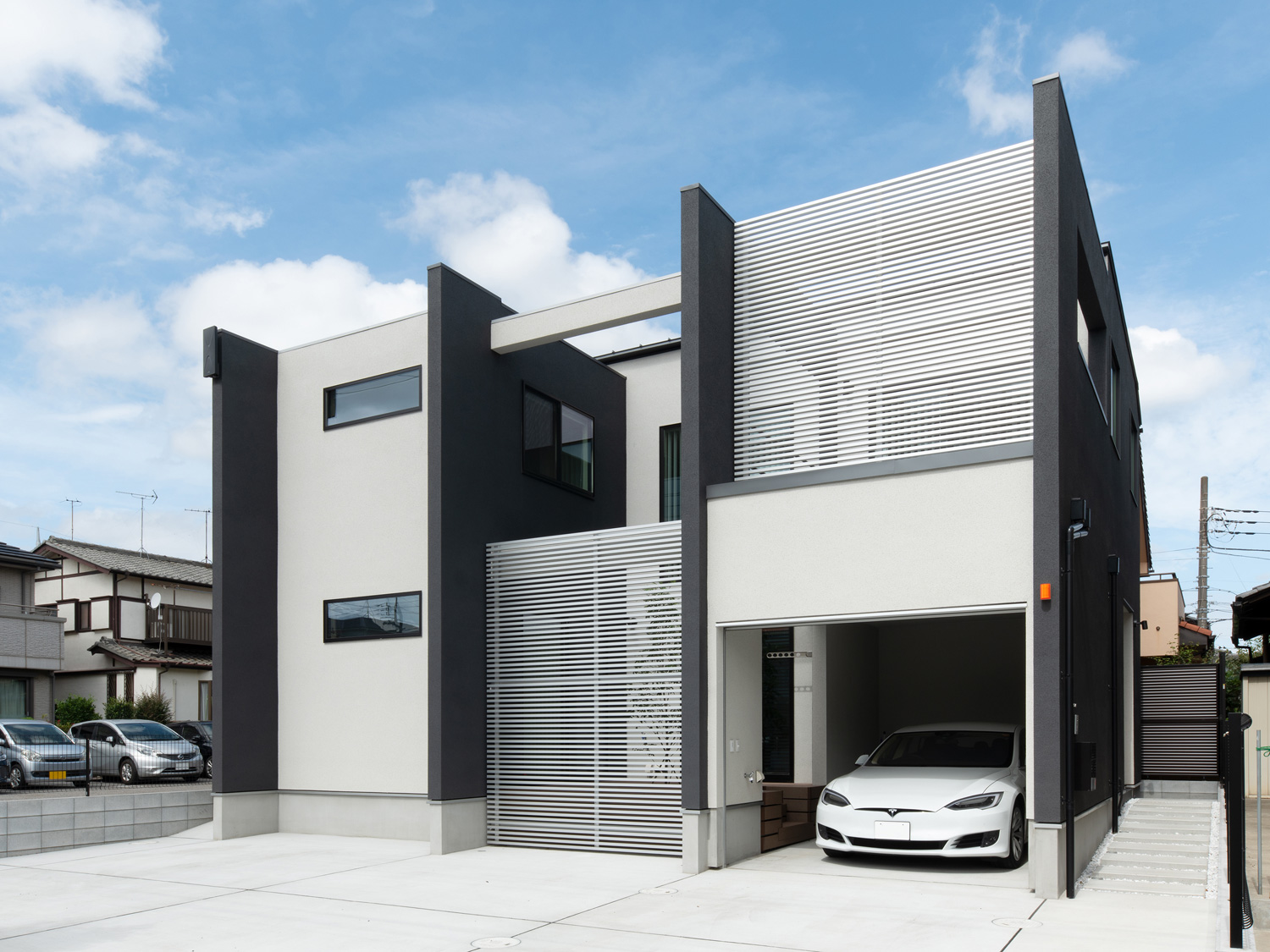 中庭やバルコニーに金属のルーバーで目隠しがされたインナーガレージのある住宅・デザイン住宅 注文住宅・デザイン住宅建築実例_『CASE639 Wall Side』_外観