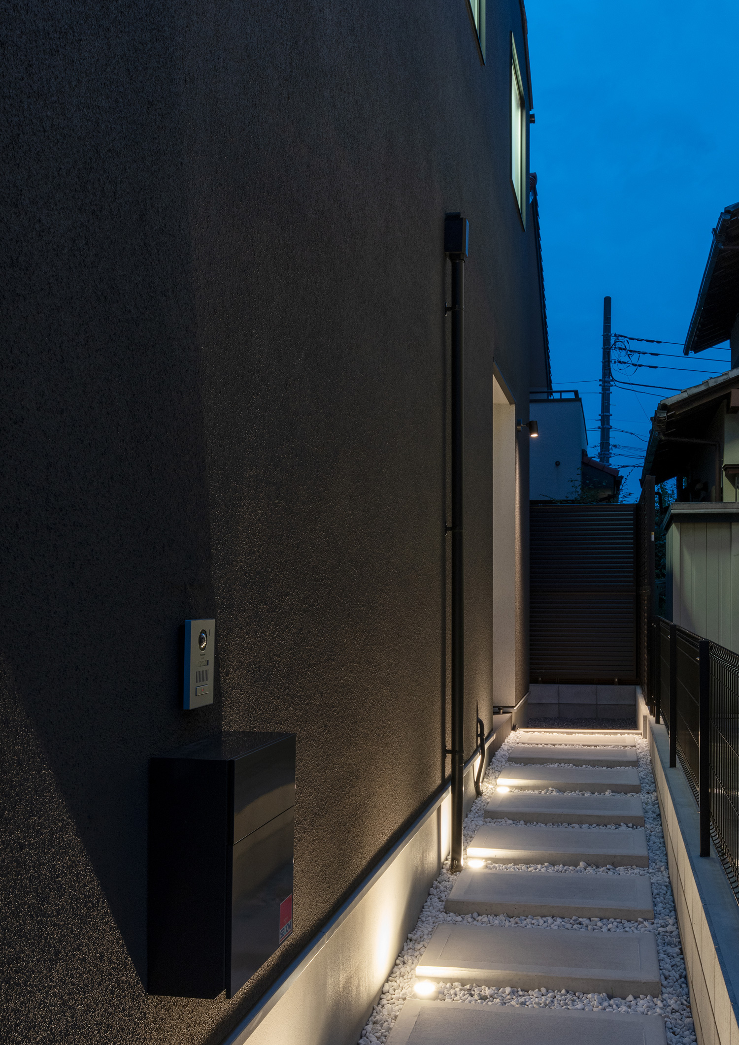 足元に照明が埋め込まれた玄関アプローチ・デザイン住宅 注文住宅・デザイン住宅建築実例_『CASE639 Wall Side』_外観