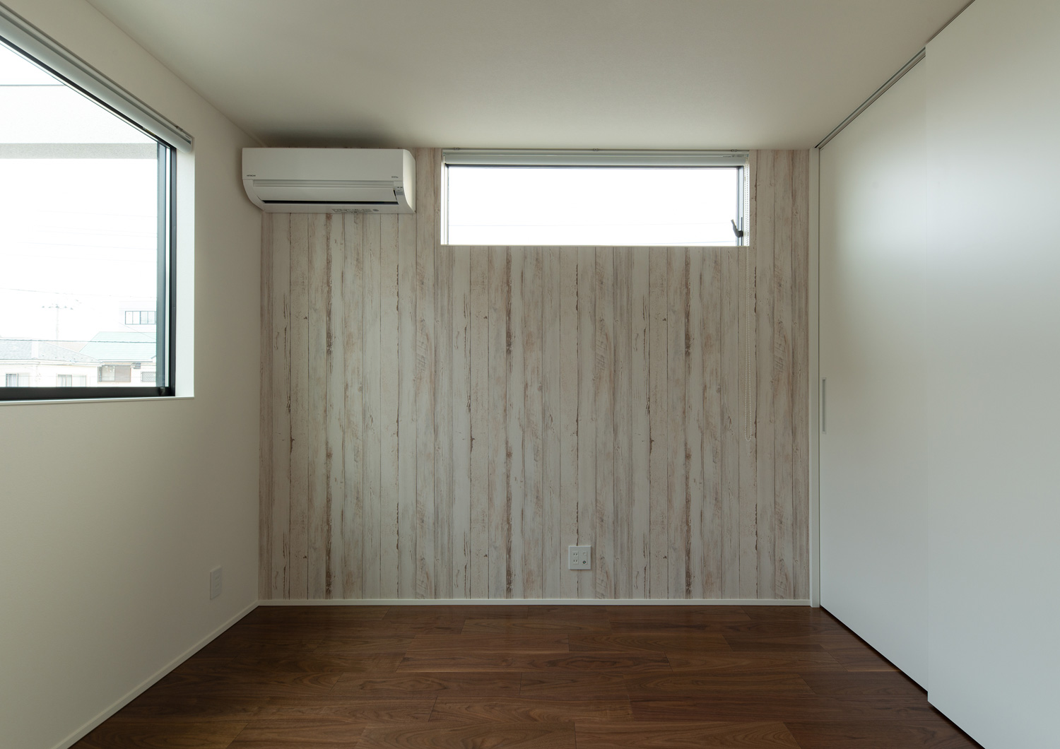 木目のアクセントクロスにスリット窓を設けた部屋・デザイン住宅 注文住宅・デザイン住宅建築実例_『CASE639 Wall Side』_子供部屋