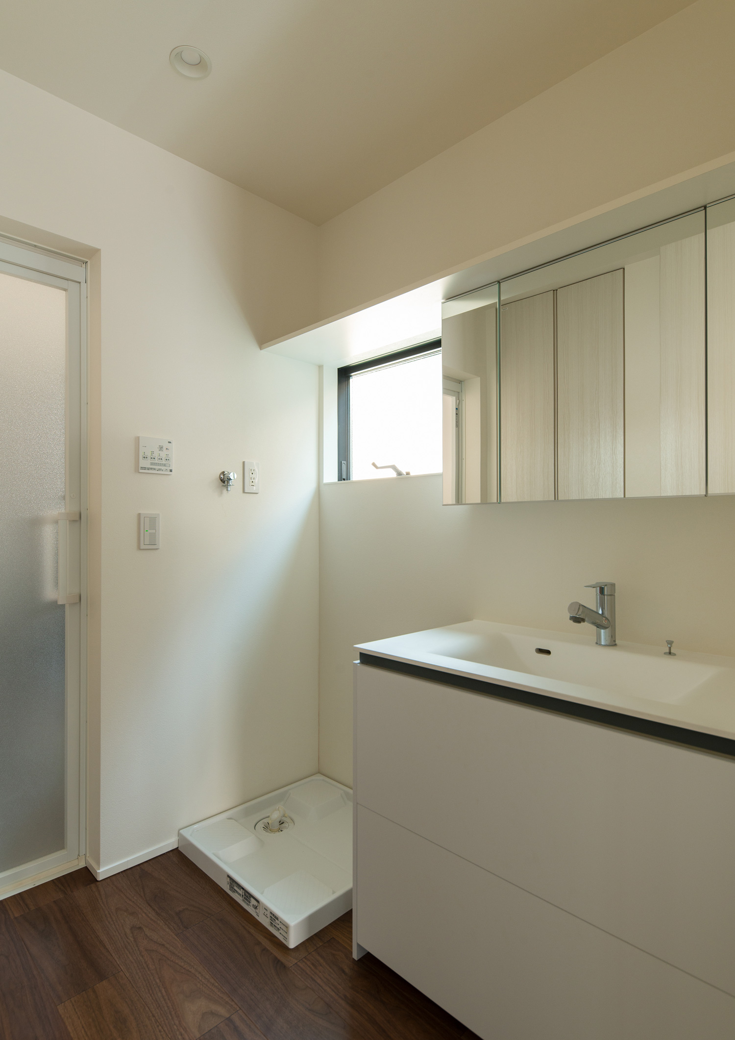 洗濯機スペースの上に窓を設けた洗面所・デザイン住宅 注文住宅・デザイン住宅建築実例_『CASE639 Wall Side』_浴室・洗面所