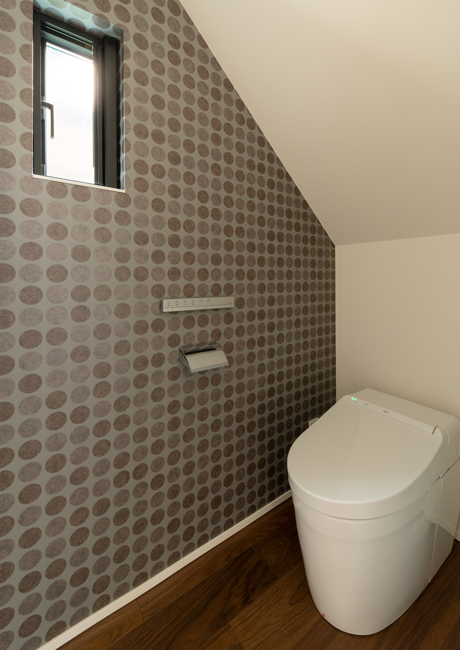 ブラウンの水玉模様のアクセントクロスがある母屋下がりのトイレ・デザイン住宅 注文住宅・デザイン住宅建築実例_『CASE639 Wall Side』_トイレ