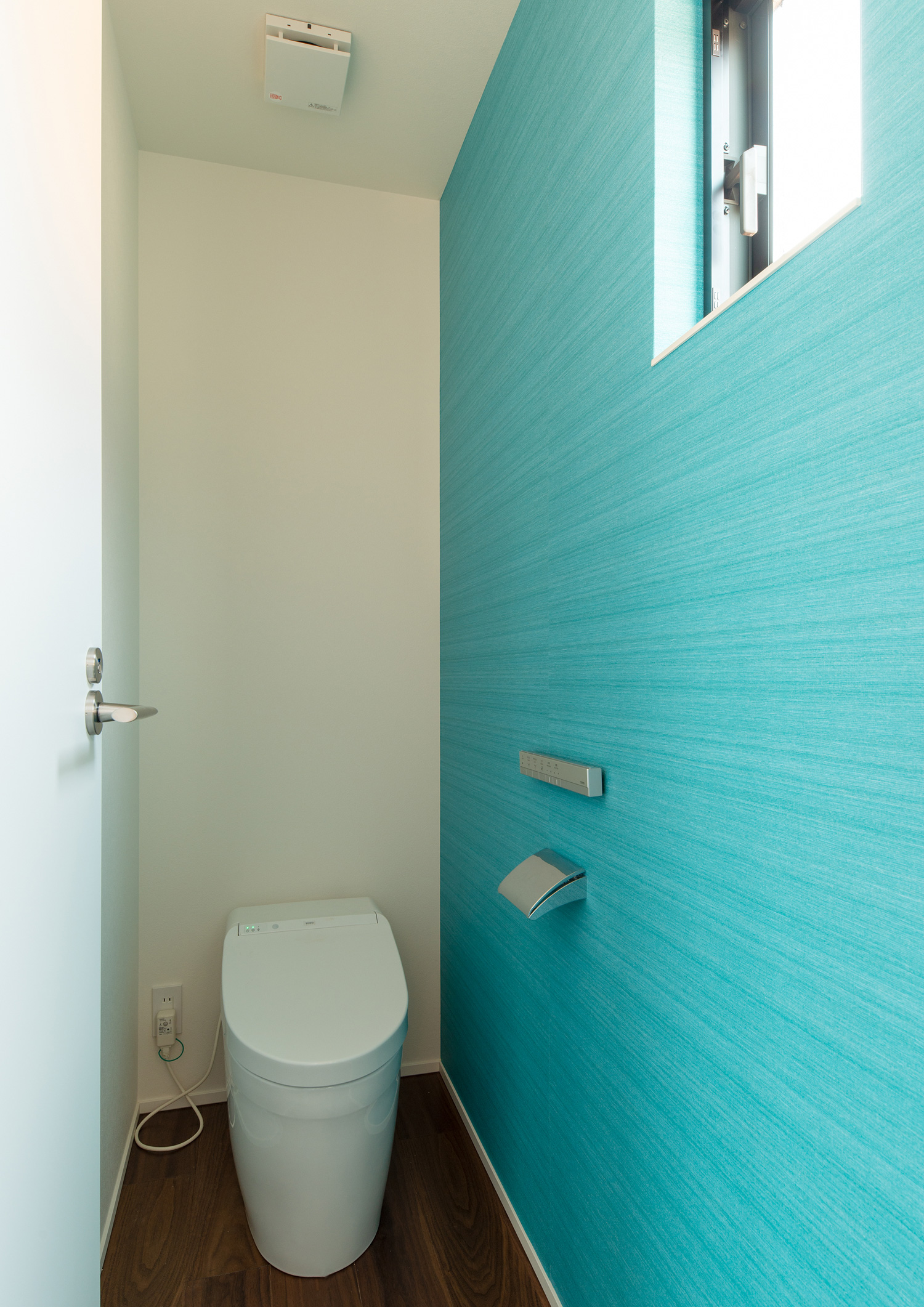 青いアクセントクロスのトイレ・デザイン住宅 注文住宅・デザイン住宅建築実例_『CASE639 Wall Side』_トイレ